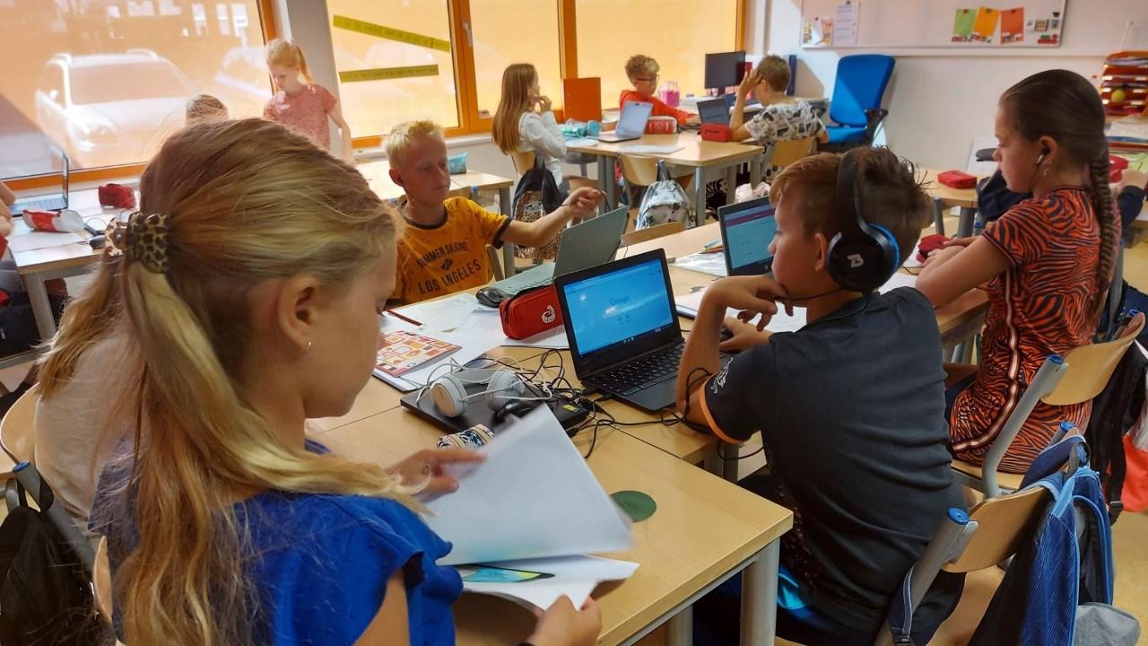 Leerlingen aan de Antoniusschool in Noorden zijn actief aan het werk met laptops in de klas. Leerlingen aan de Antoniusschool in Noorden zijn actief aan het werk met laptops in de klas.