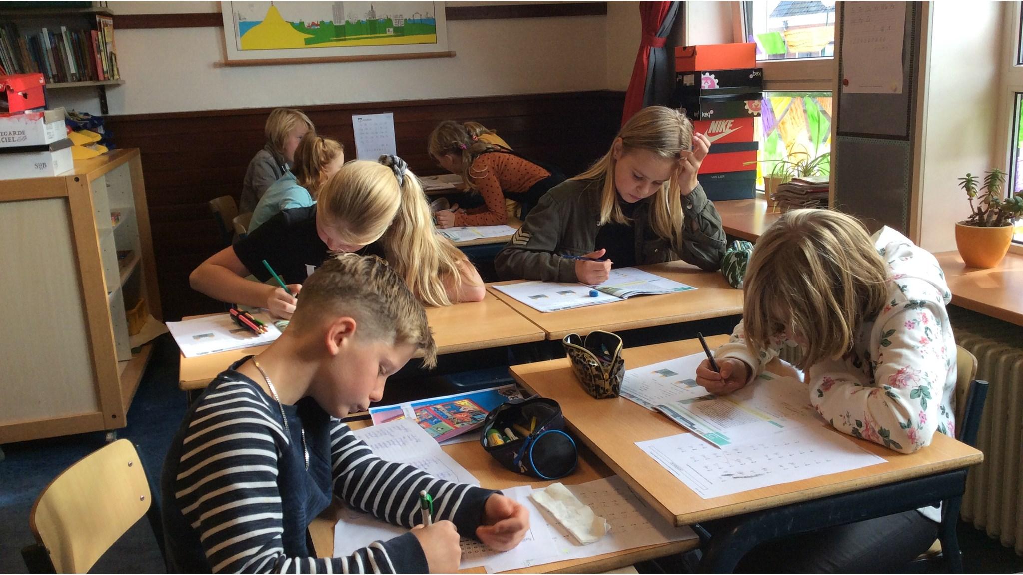 Leerlingen aan de Basisschool St Gregorius in Blauwhuis zijn geconcentreerd aan het werk in de klas. Leerlingen aan de Basisschool St Gregorius in Blauwhuis zijn geconcentreerd aan het werk in de klas.