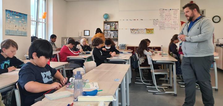 Leerlingen aan de christelijke basisschool De Spiegel in Den Haag zijn bezig met hun werkzaamheden in de klas. Leerlingen aan de christelijke basisschool De Spiegel in Den Haag zijn bezig met hun werkzaamheden in de klas.