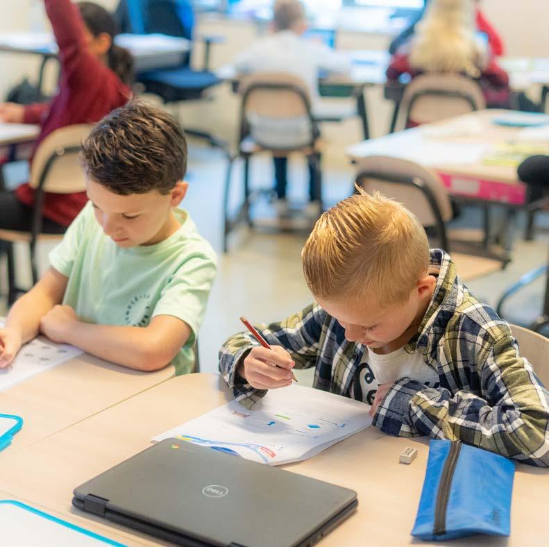 Leerlingen aan het werk in de klas van basisschool EigenWijs in Veldhoven. Leerlingen aan het werk in de klas van basisschool EigenWijs in Veldhoven.
