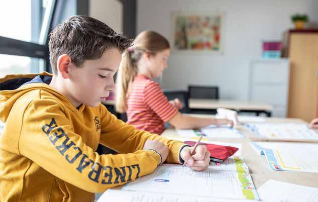 Leerlingen aan het werk in de klas van De Achtbaan in Tiel. Leerlingen aan het werk in de klas van De Achtbaan in Tiel.