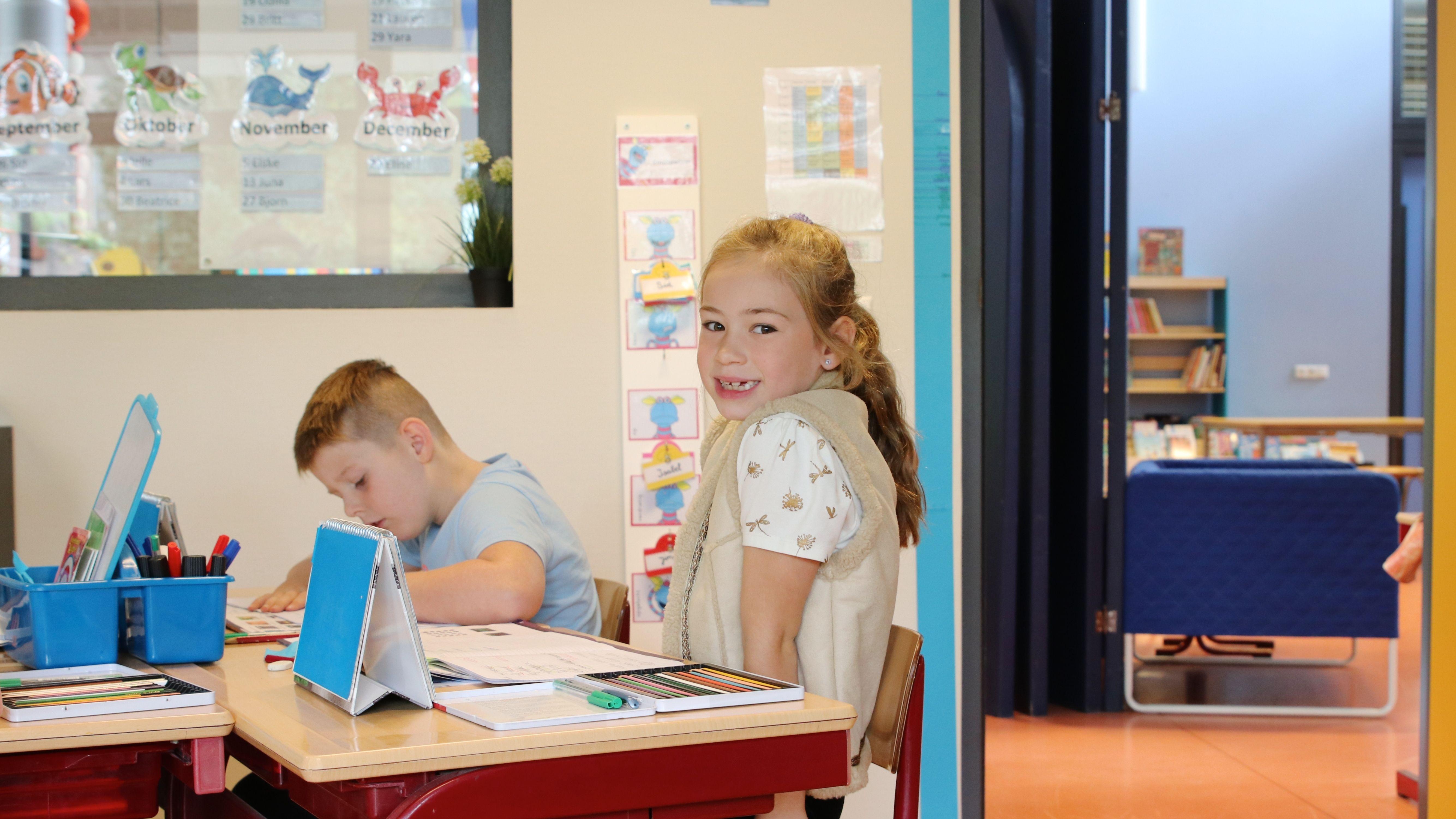 Leerlingen aan het werk in de klas van IBS De Schittering in Hooge Zwaluwe. Leerlingen aan het werk in de klas van IBS De Schittering in Hooge Zwaluwe.