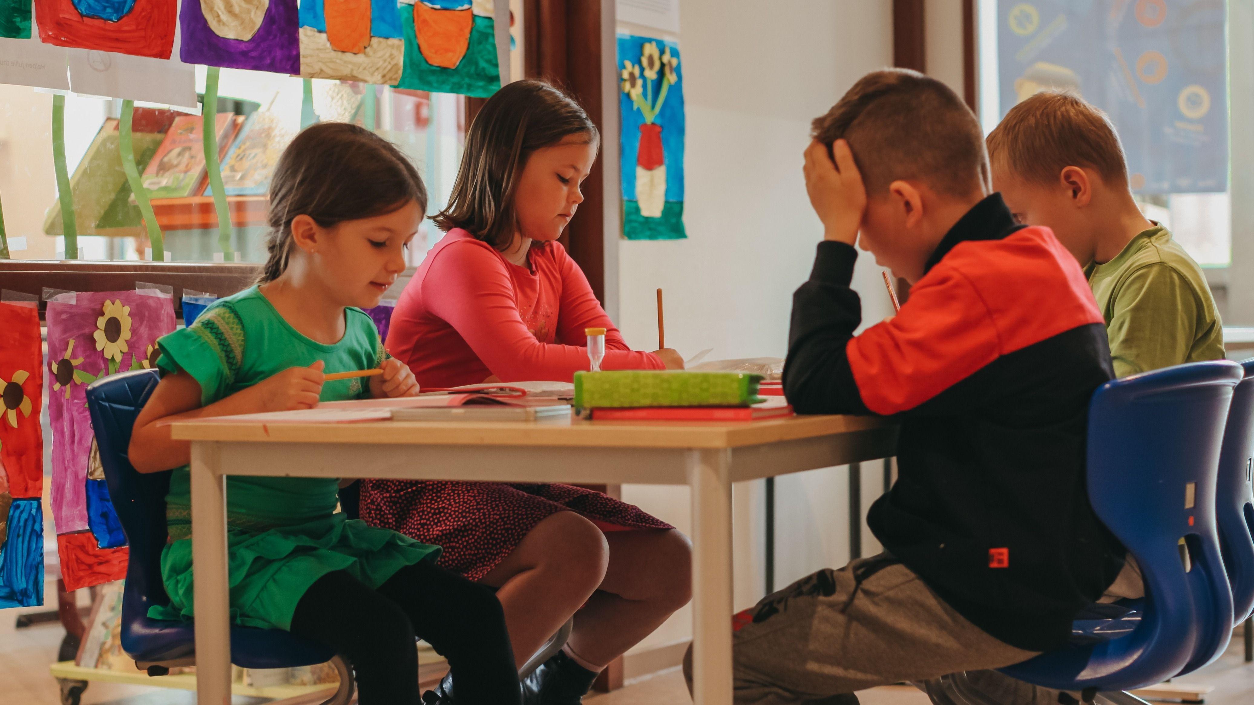 Leerlingen aan het werk in een klaslokaal van Basisschool de Berenburcht in Oostburg. Leerlingen aan het werk in een klaslokaal van Basisschool de Berenburcht in Oostburg.