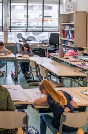 Leerlingen aan het werk in een klaslokaal van KPO Basisschool Jeroen Bosch in Roosendaal. Leerlingen aan het werk in een klaslokaal van KPO Basisschool Jeroen Bosch in Roosendaal.
