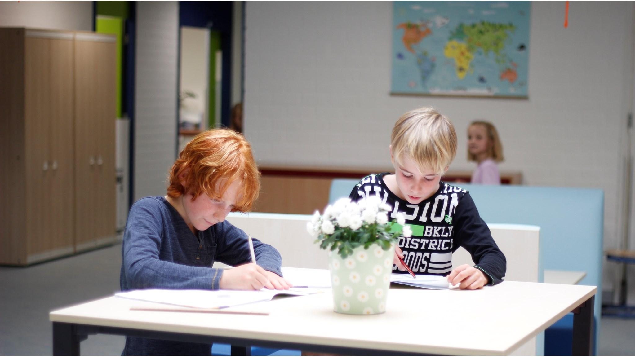 Leerlingen aan het werk in het klaslokaal van OBS De Kajuit in Uithoorn. Leerlingen aan het werk in het klaslokaal van OBS De Kajuit in Uithoorn.