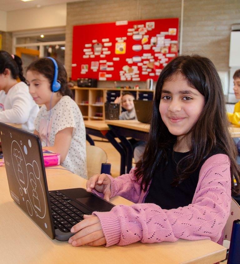 Leerlingen aan het werk met laptops in Openbare Basisschool Kamperfoelie in Huizen. Leerlingen aan het werk met laptops in Openbare Basisschool Kamperfoelie in Huizen.
