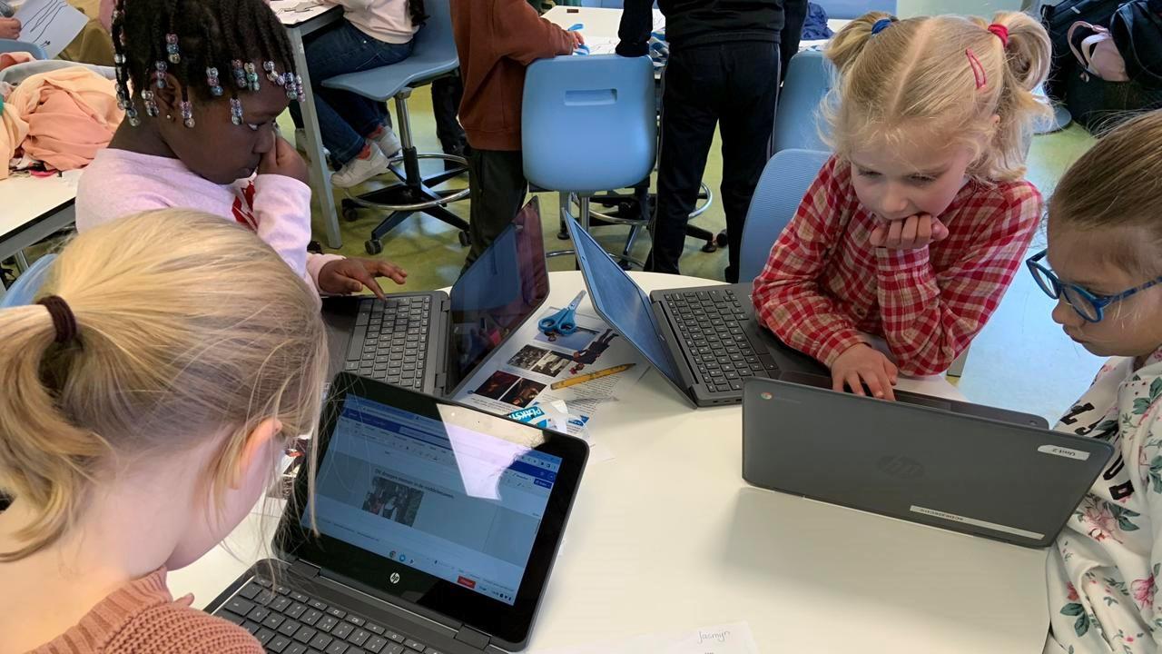 Leerlingen aan Kindcentrum Boschveld in Den Bosch werken geconcentreerd op laptops tijdens een lesactiviteit. Leerlingen aan Kindcentrum Boschveld in Den Bosch werken geconcentreerd op laptops tijdens een lesactiviteit.