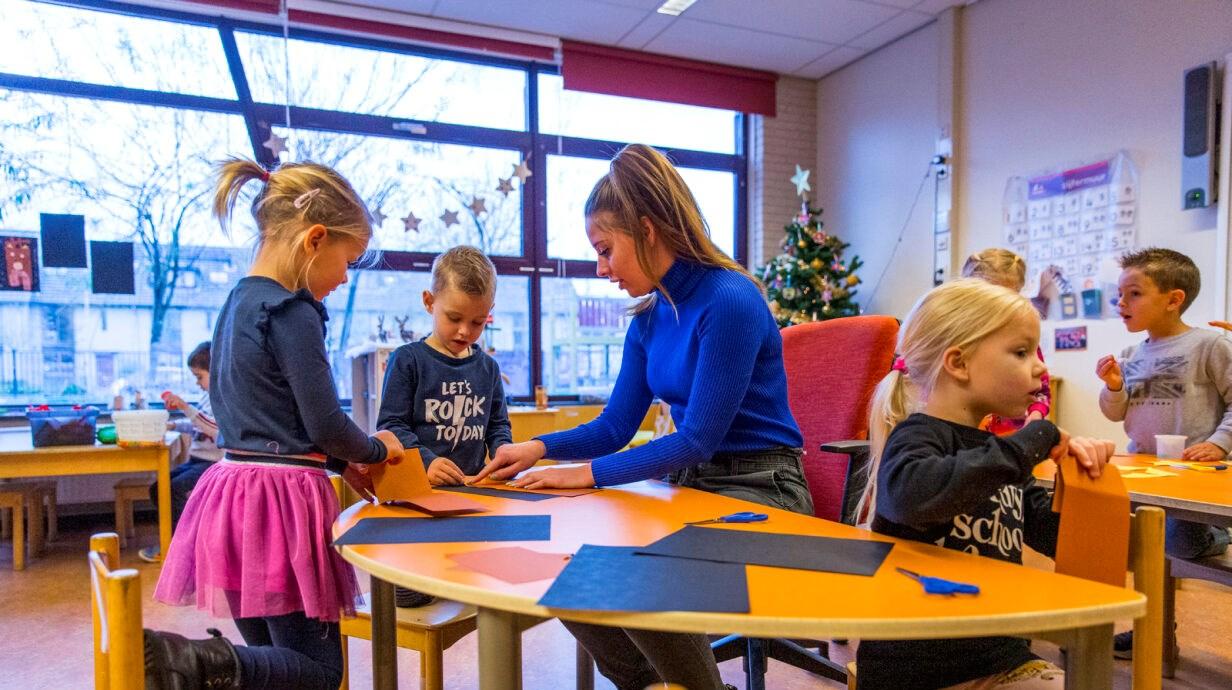 Leerlingen creëren kunstwerken onder begeleiding van een lerares in de klas van de Prins Willem Alexanderschool in 's-Gravenzande. Leerlingen creëren kunstwerken onder begeleiding van een lerares in de klas van de Prins Willem Alexanderschool in 's-Gravenzande.