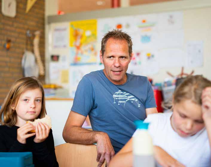 Leerlingen en een docent aan de Van Lingenschool in Zetten tijdens een ontspannend moment. Leerlingen en een docent aan de Van Lingenschool in Zetten tijdens een ontspannend moment.