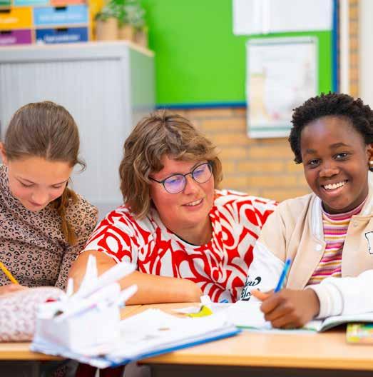 Leerlingen en een docente werken samen aan een project in de klas van de Van Lingenschool in Zetten. Leerlingen en een docente werken samen aan een project in de klas van de Van Lingenschool in Zetten.