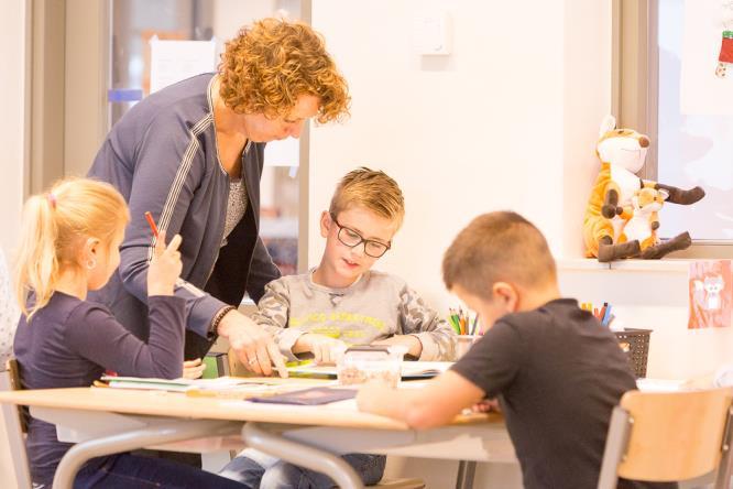 Leerlingen en een docente werken samen aan projecten in de Gabriëlschool in Putten. Leerlingen en een docente werken samen aan projecten in de Gabriëlschool in Putten.