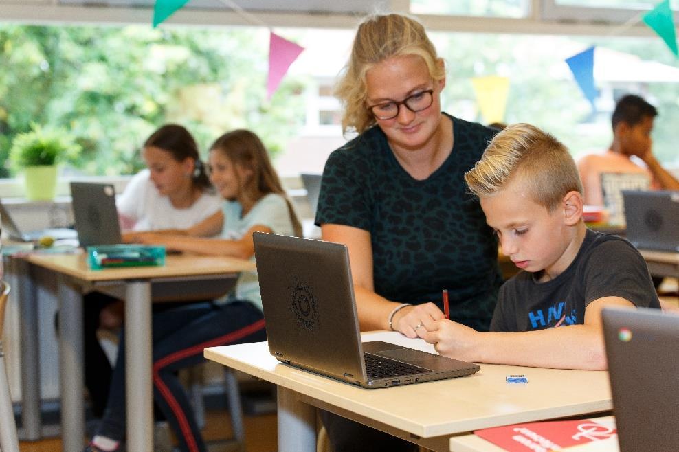 Leerlingen en een leraar werken samen in een klaslokaal van Openbare Basisschool De Kern in Ede. Leerlingen en een leraar werken samen in een klaslokaal van Openbare Basisschool De Kern in Ede.