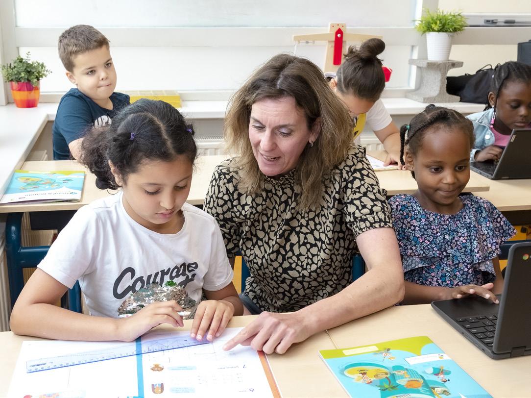 Leerlingen en een lerares van de Beatrixschool, locatie Zuilenstein in Nieuwegein, werken samen aan een schoolopdracht. Leerlingen en een lerares van de Beatrixschool, locatie Zuilenstein in Nieuwegein, werken samen aan een schoolopdracht.