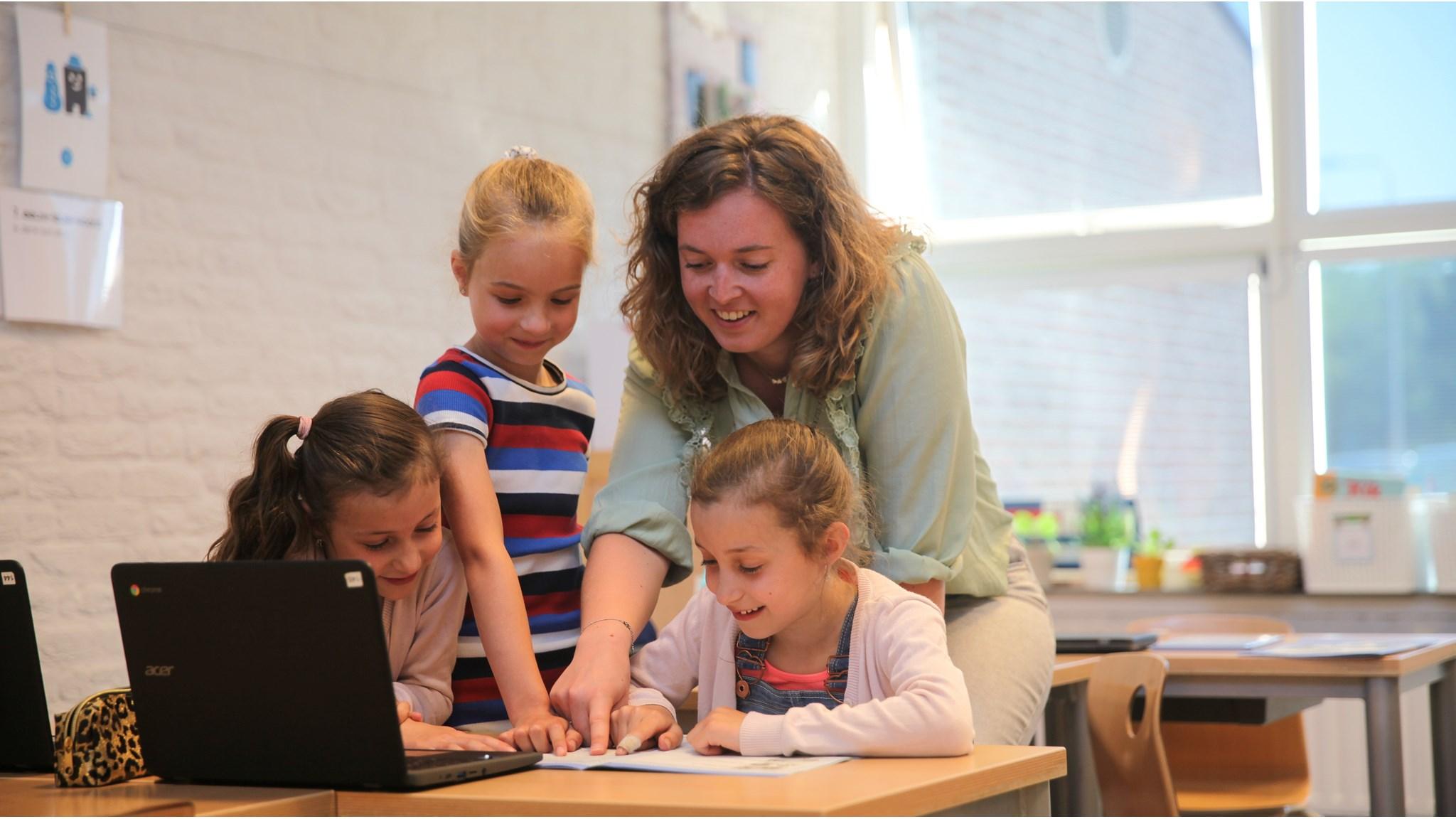Leerlingen en een lerares werken samen aan een project in de klas van WSKO Mariaschool in Wateringen. Leerlingen en een lerares werken samen aan een project in de klas van WSKO Mariaschool in Wateringen.