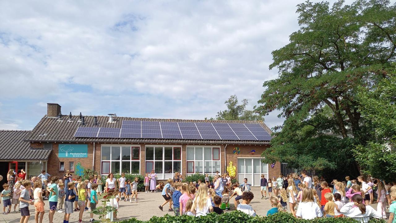 Leerlingen en het personeel van KBs Paulus in Abcoude genieten van activiteiten op het schoolplein. Leerlingen en het personeel van KBs Paulus in Abcoude genieten van activiteiten op het schoolplein.