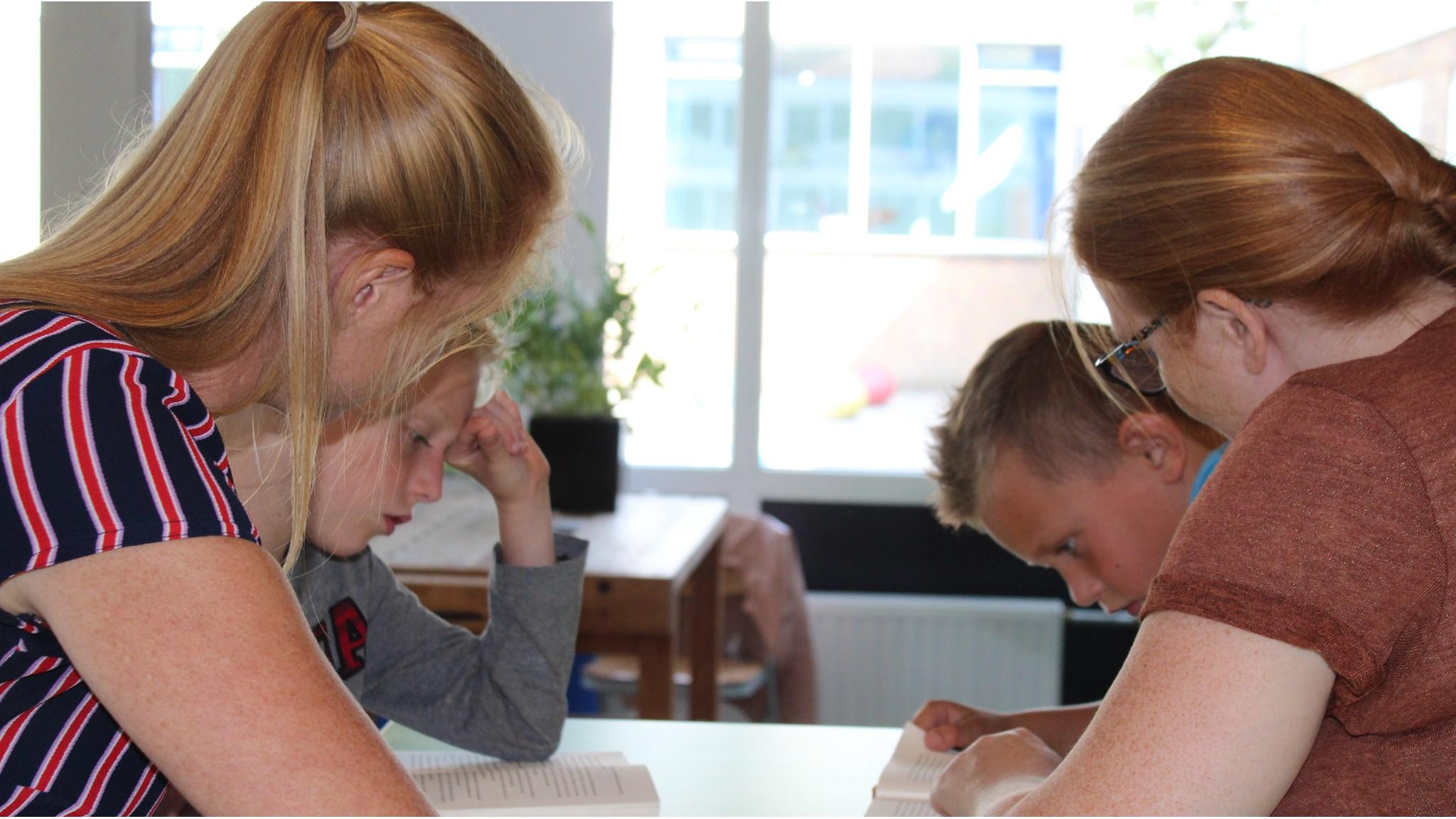 Leerlingen en leerkrachten van De Golfslag in Swifterbant verdiepen zich in boeken tijdens een gezamenlijke leesactiviteit. Leerlingen en leerkrachten van De Golfslag in Swifterbant verdiepen zich in boeken tijdens een gezamenlijke leesactiviteit.