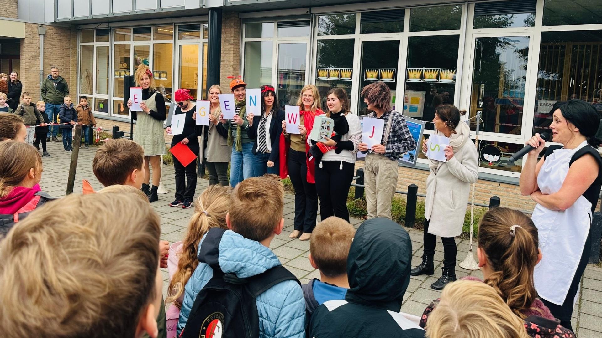 Leerlingen en leraren van Basisschool Aventurijn in Houten presenteren een spel of activiteit op het schoolplein. Leerlingen en leraren van Basisschool Aventurijn in Houten presenteren een spel of activiteit op het schoolplein.