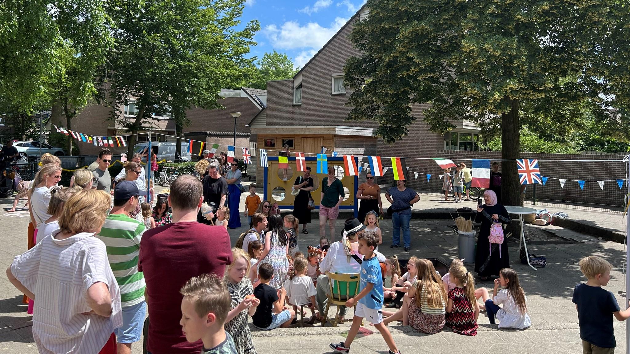 Leerlingen en ouders genieten van een activiteit op het schoolplein van Educatief Centrum 't Sparrenbos in Rosmalen. Leerlingen en ouders genieten van een activiteit op het schoolplein van Educatief Centrum 't Sparrenbos in Rosmalen.