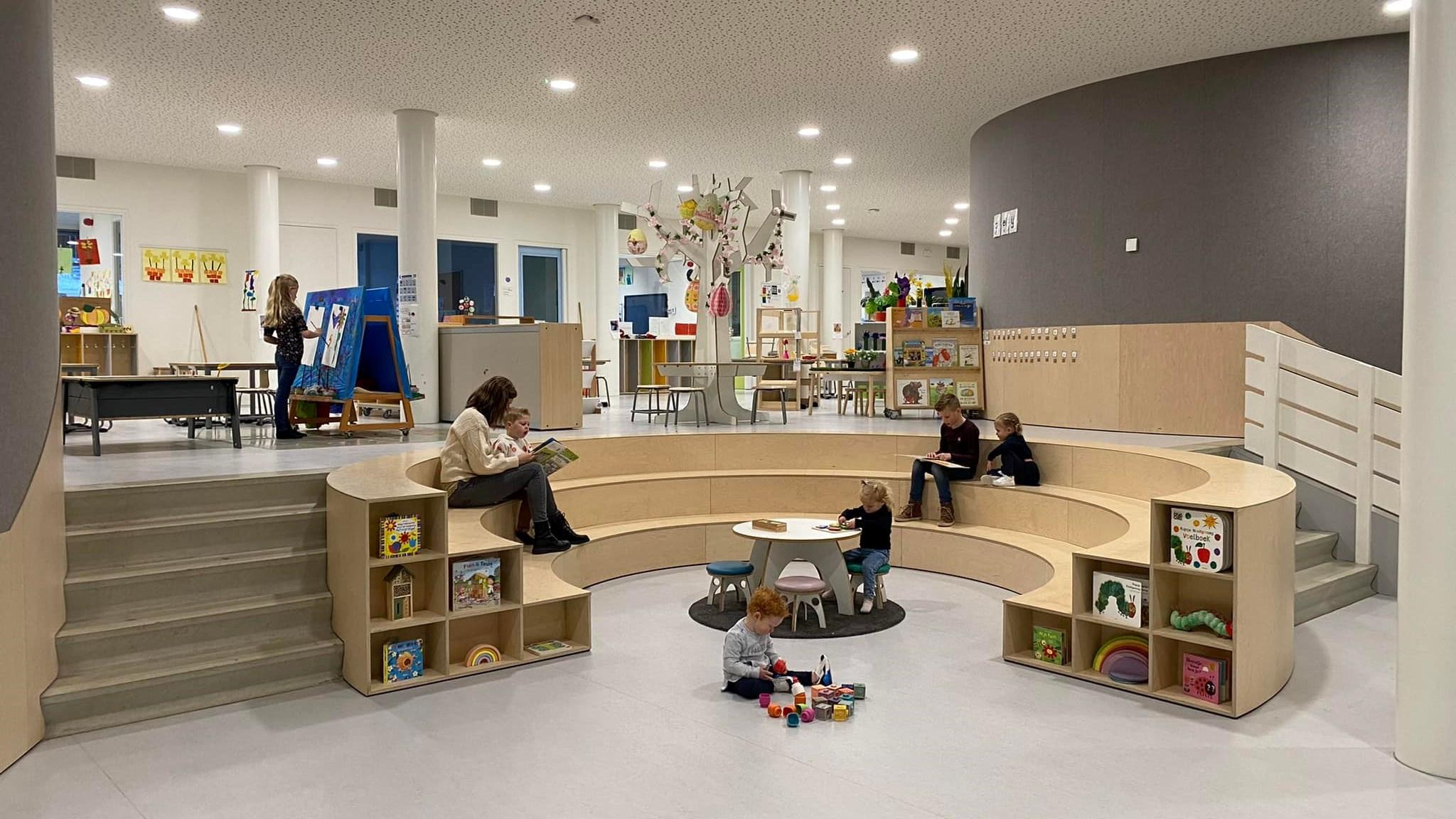 Leerlingen en ouders genieten van een interactieve leeromgeving in IKC Socrates basisonderwijs in Zwaag. Leerlingen en ouders genieten van een interactieve leeromgeving in IKC Socrates basisonderwijs in Zwaag.