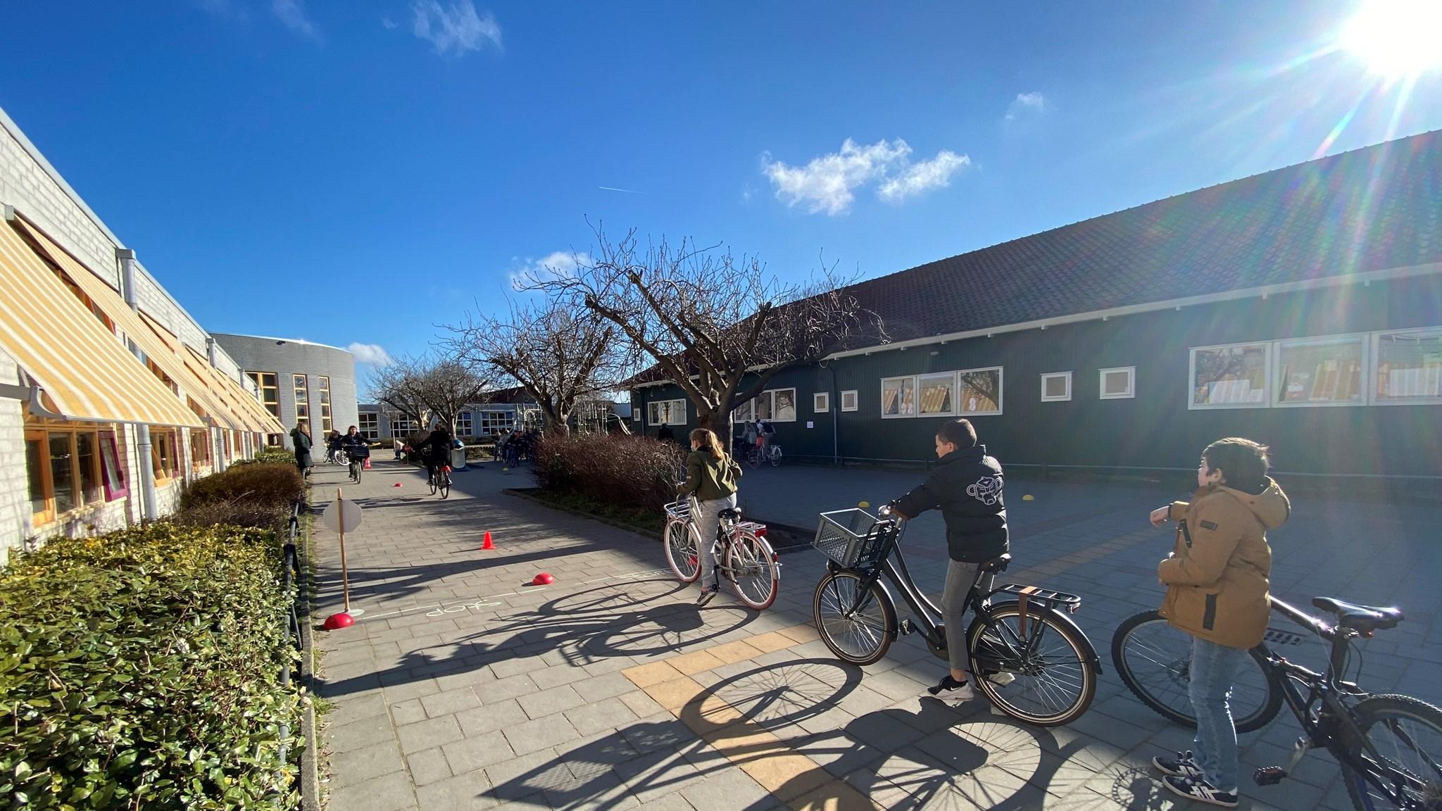Leerlingen fietsen op het schoolplein van de Johannesschool in Hillegom. Leerlingen fietsen op het schoolplein van de Johannesschool in Hillegom.