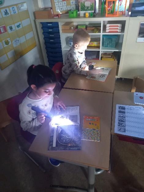 Leerlingen gebruiken een zaklamp tijdens een les in Openbare Basisschool Kiezel en Kei in Borculo. Leerlingen gebruiken een zaklamp tijdens een les in Openbare Basisschool Kiezel en Kei in Borculo.
