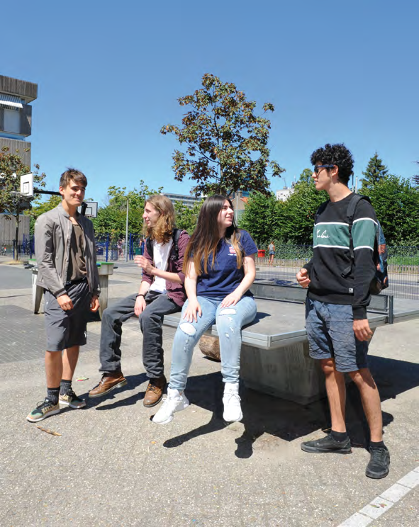 Leerlingen genieten van een zonnige dag op het schoolplein van de Amsterdam International Community School (AICS) in Amsterdam. Leerlingen genieten van een zonnige dag op het schoolplein van de Amsterdam International Community School (AICS) in Amsterdam.