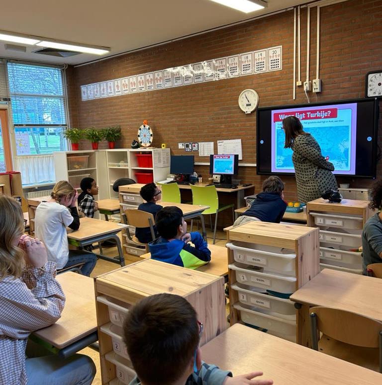 Leerlingen in de klas van A Willeboerschool in Rotterdam luisteren aandachtig naar een presentatie over Turkije. Leerlingen in de klas van A Willeboerschool in Rotterdam luisteren aandachtig naar een presentatie over Turkije.