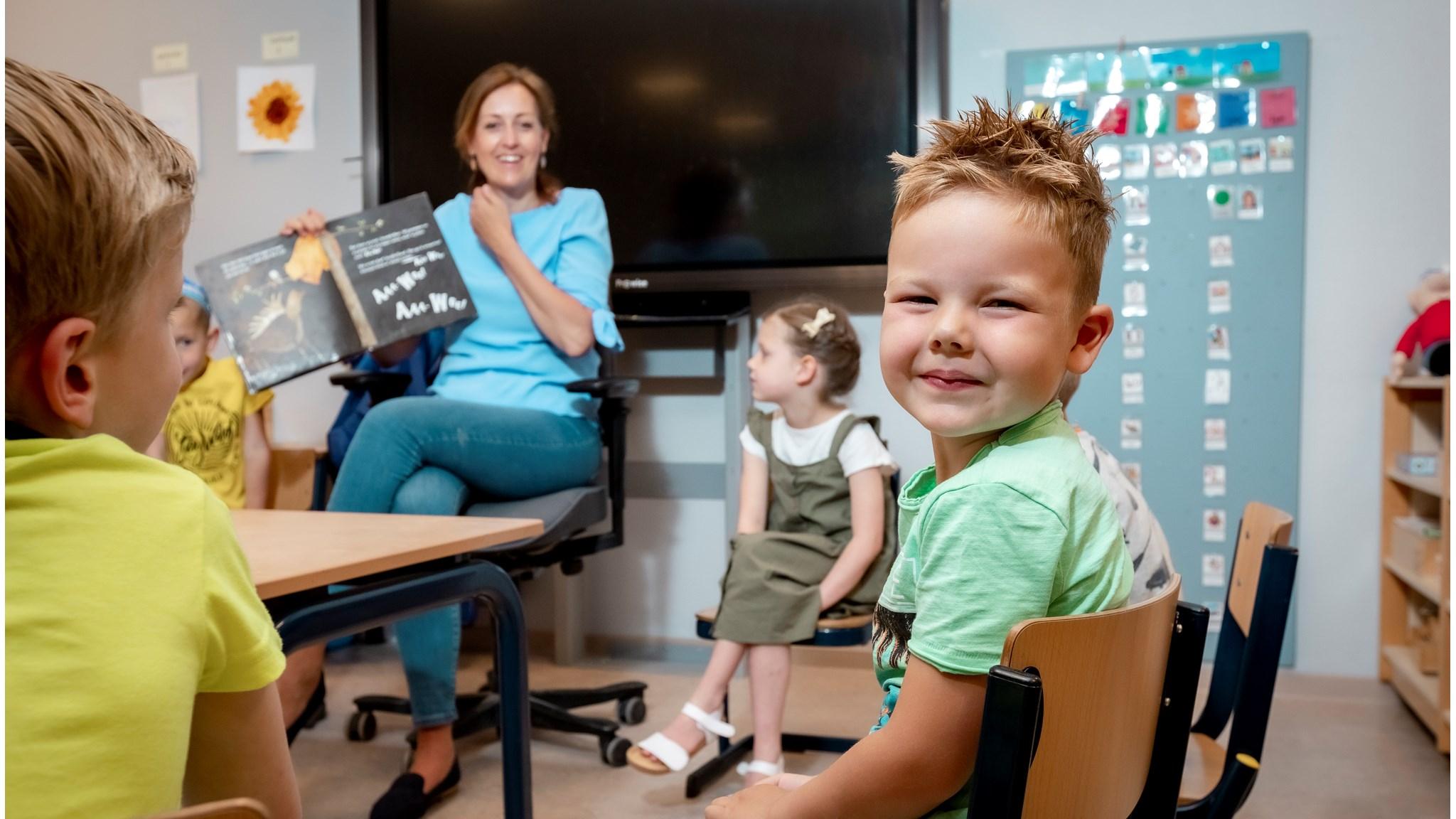 Leerlingen in de klas van basisschool De Fontein in Harmelen luisteren naar een voorleesmoment. Leerlingen in de klas van basisschool De Fontein in Harmelen luisteren naar een voorleesmoment.