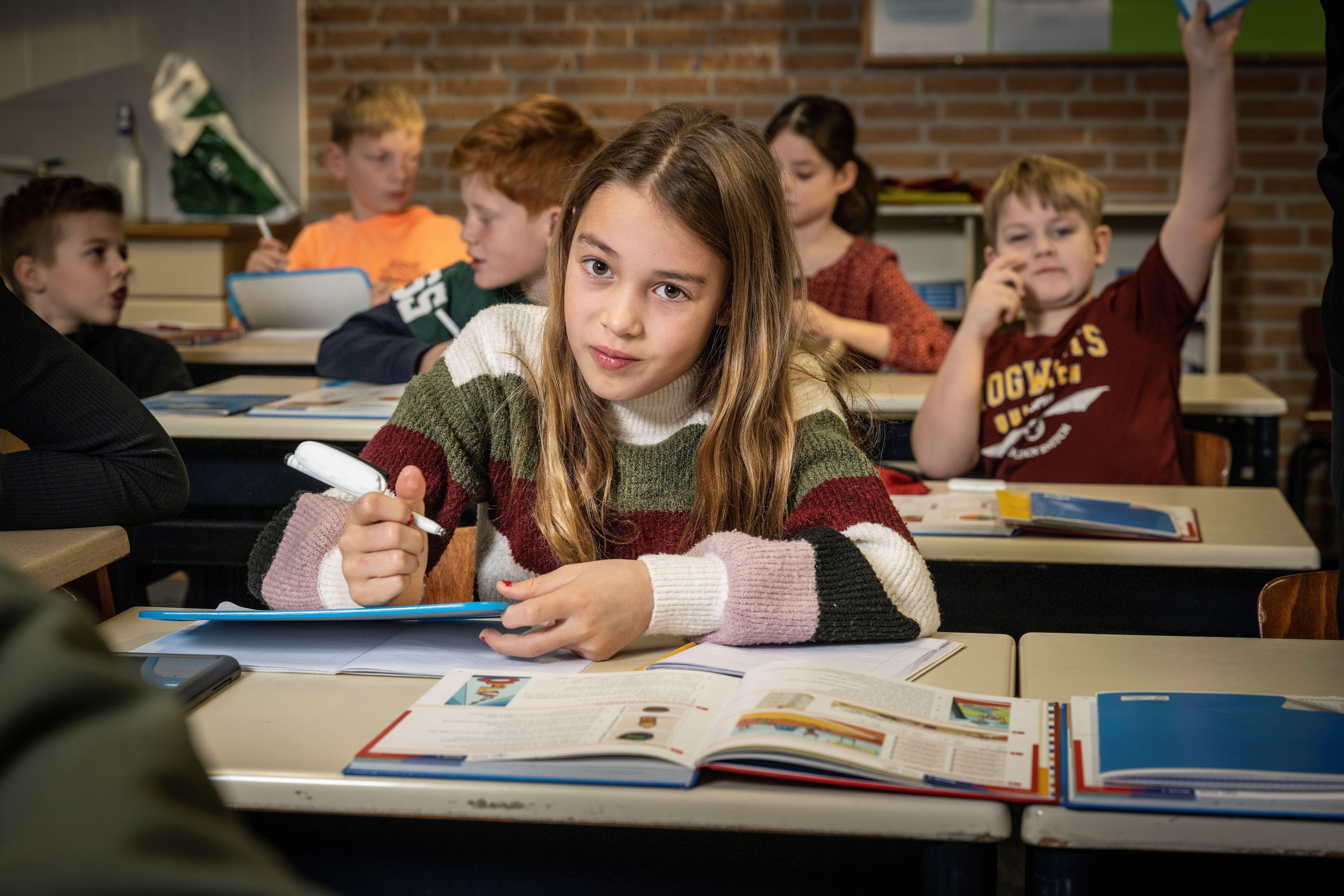 Leerlingen in de klas van Basisschool De Horizon in Grashoek, actief aan het werk met boeken en schrift. Leerlingen in de klas van Basisschool De Horizon in Grashoek, actief aan het werk met boeken en schrift.
