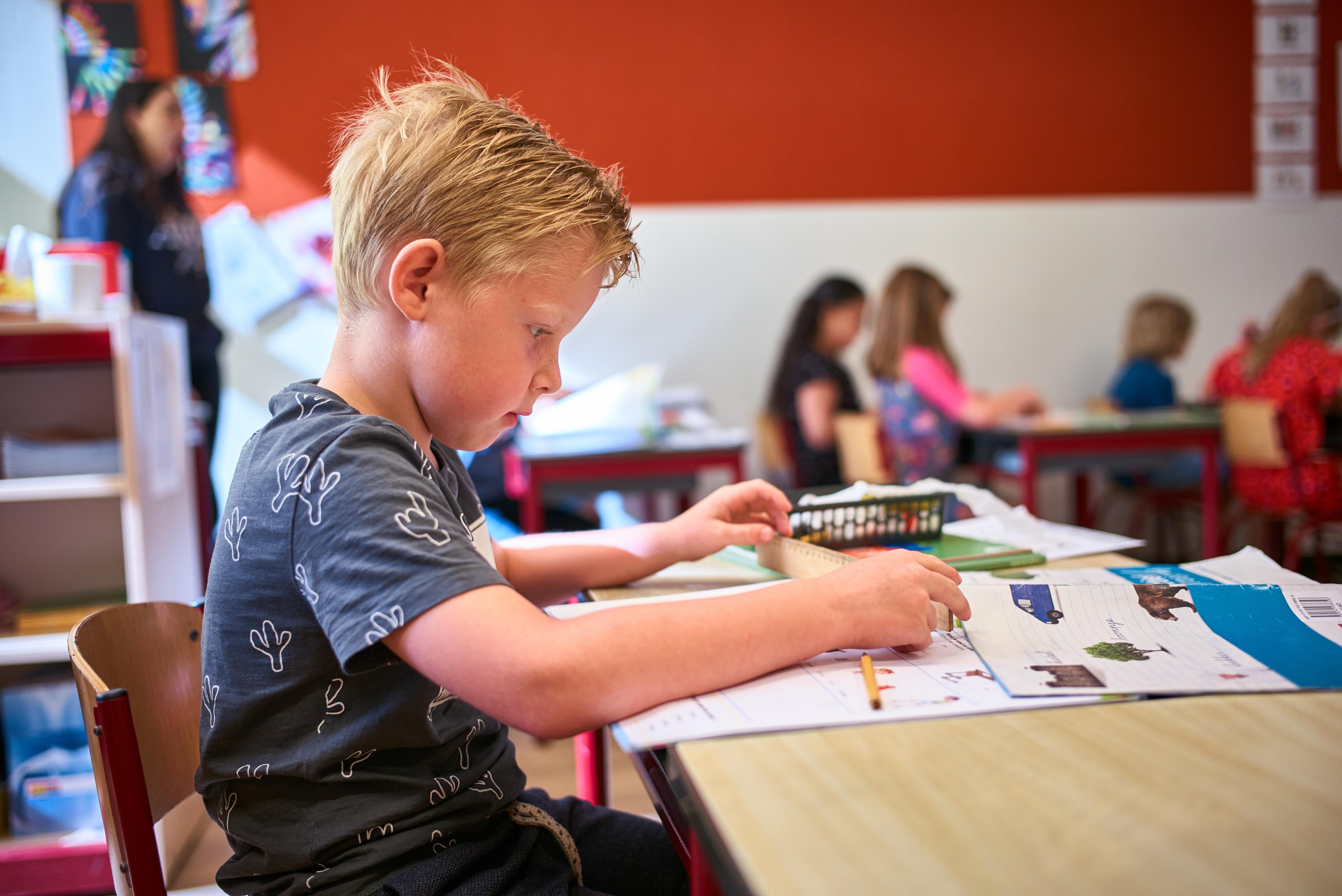 Leerlingen in de klas van Basisschool De Krabbenkooi in Bergen op Zoom zijn actief bezig met hun opdrachten. Leerlingen in de klas van Basisschool De Krabbenkooi in Bergen op Zoom zijn actief bezig met hun opdrachten.
