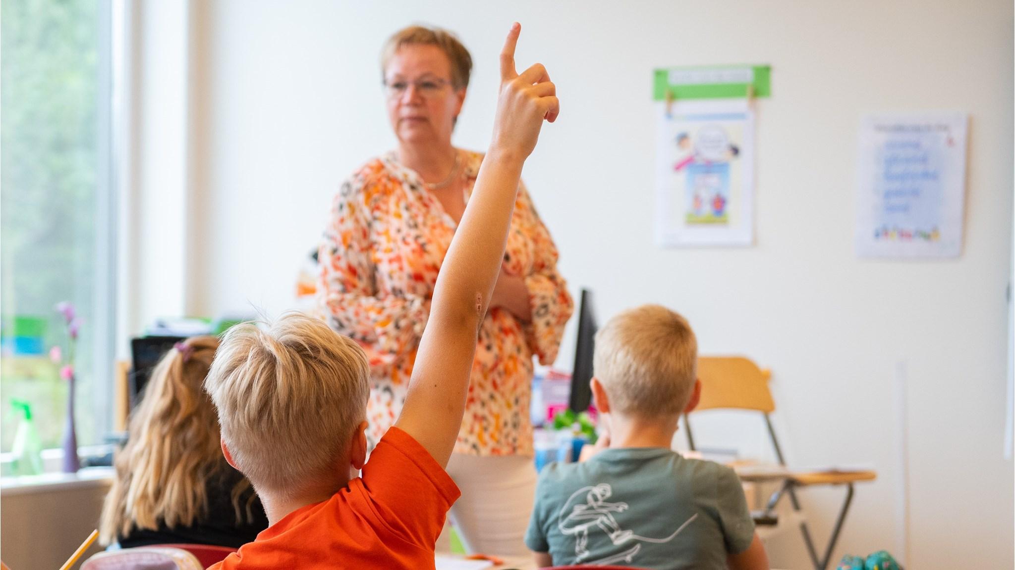 Leerlingen in de klas van Basisschool De Poort - school met de Bijbel in Ten Boer, met een hand omhoog om antwoord te geven. Leerlingen in de klas van Basisschool De Poort - school met de Bijbel in Ten Boer, met een hand omhoog om antwoord te geven.
