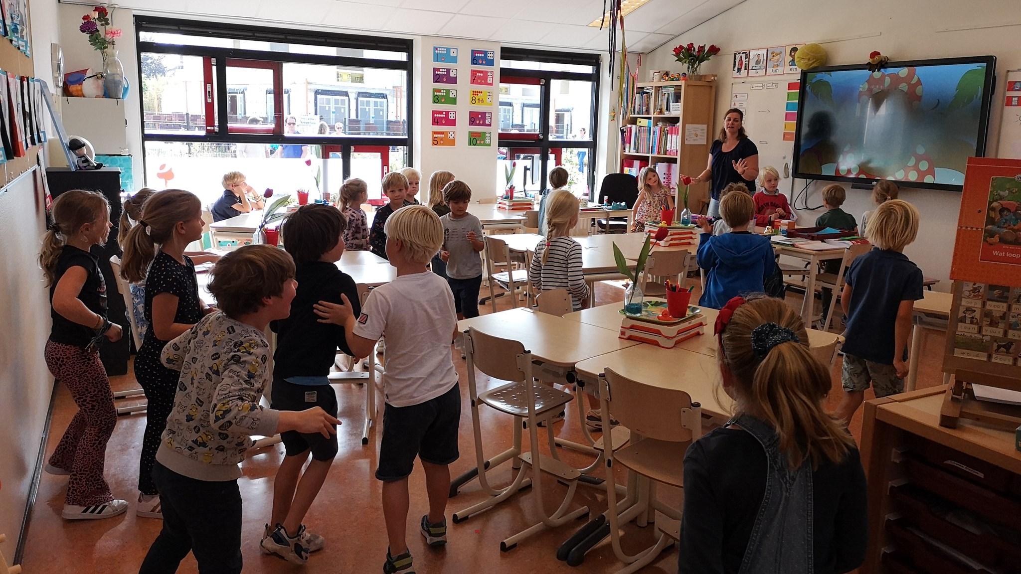 Leerlingen in de klas van de Graaf Florisschool in Loenen aan de Vecht tijdens een interactieve les. Leerlingen in de klas van de Graaf Florisschool in Loenen aan de Vecht tijdens een interactieve les.