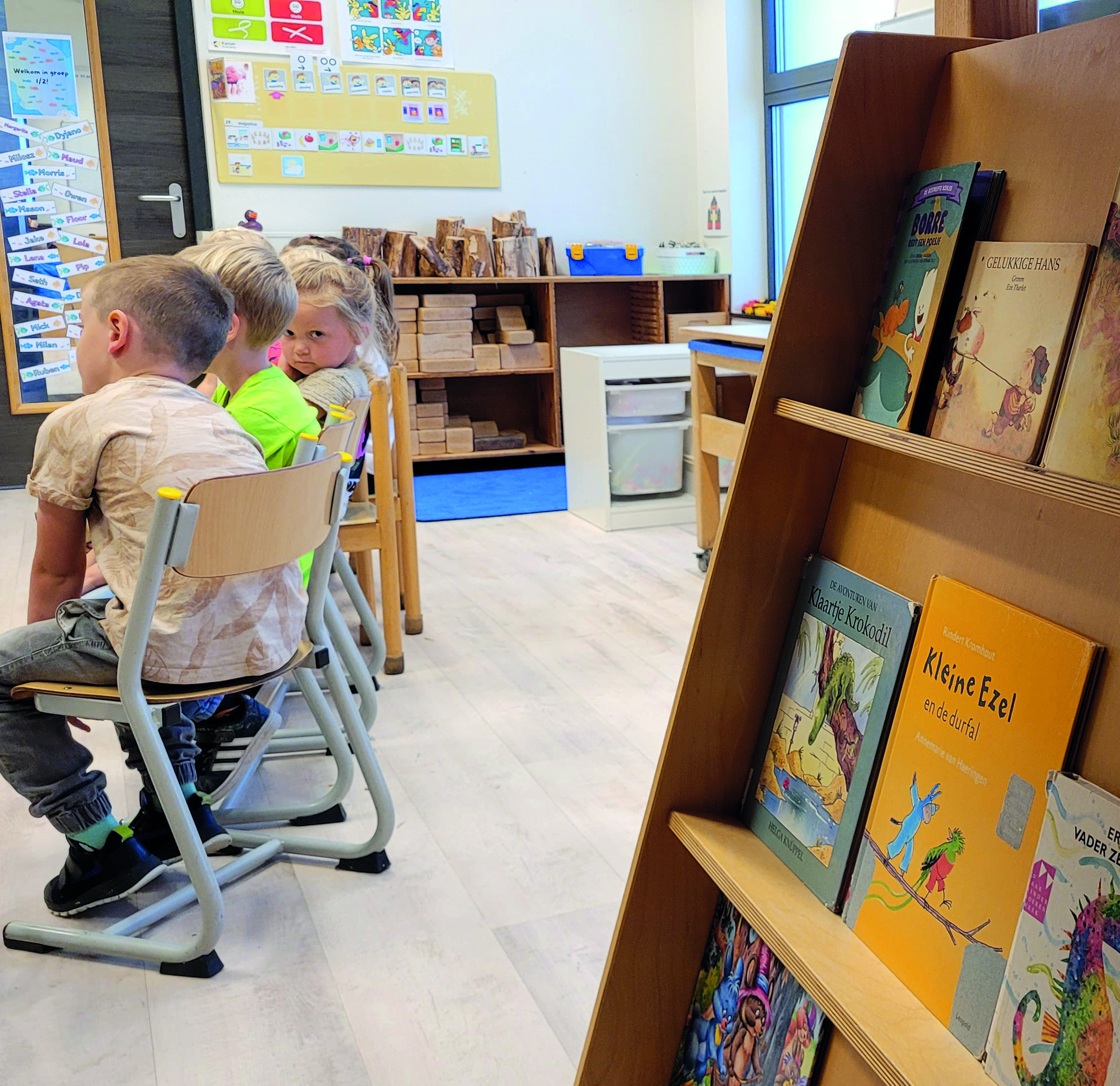 Leerlingen in de klas van de Tweestromen Basisschool in Heerewaarden luisteren aandachtig naar hun leraar. Leerlingen in de klas van de Tweestromen Basisschool in Heerewaarden luisteren aandachtig naar hun leraar.