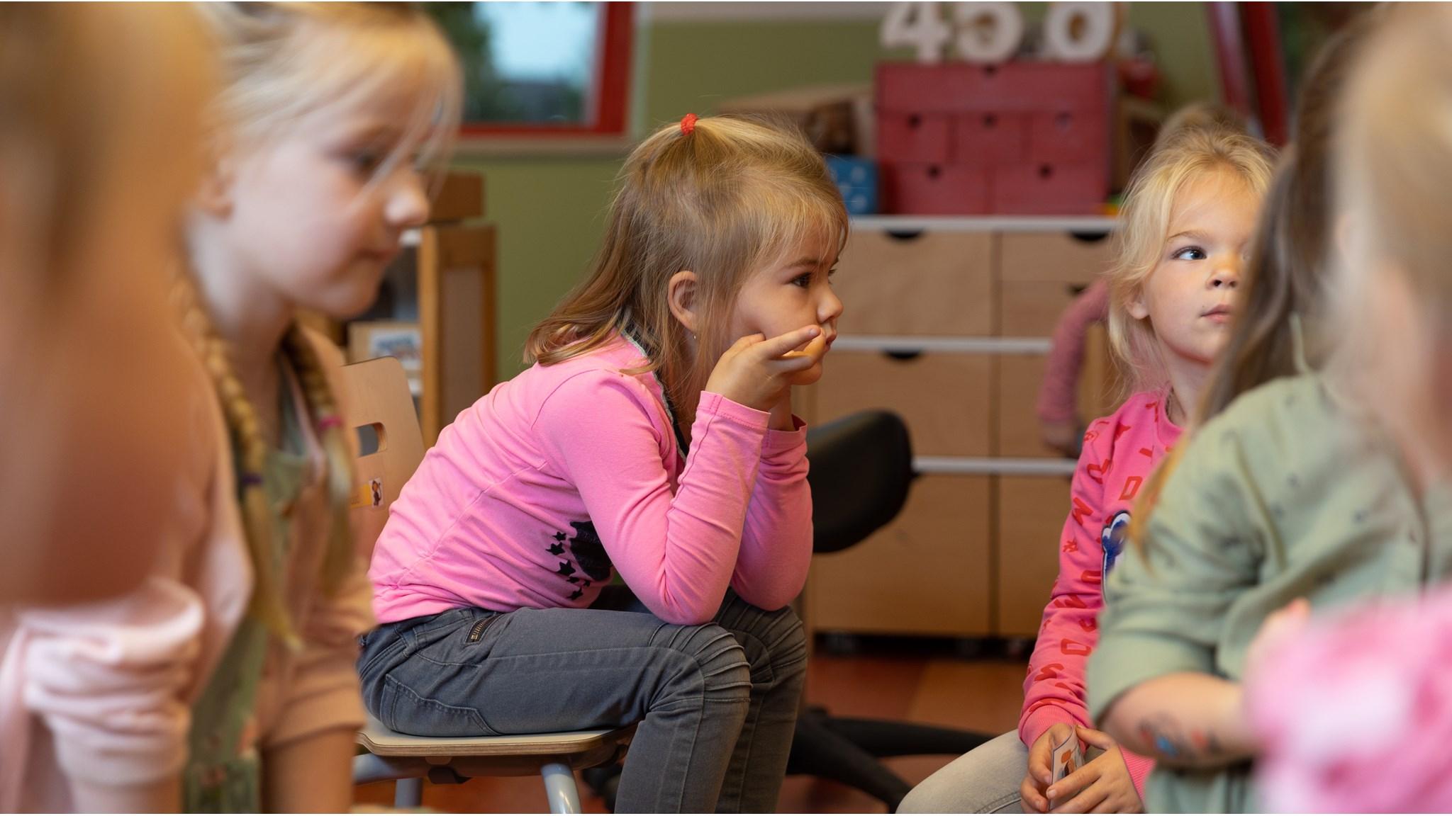 Leerlingen in de klas van IKC De Inktvis in Dirksland, verdiept in hun activiteiten. Leerlingen in de klas van IKC De Inktvis in Dirksland, verdiept in hun activiteiten.