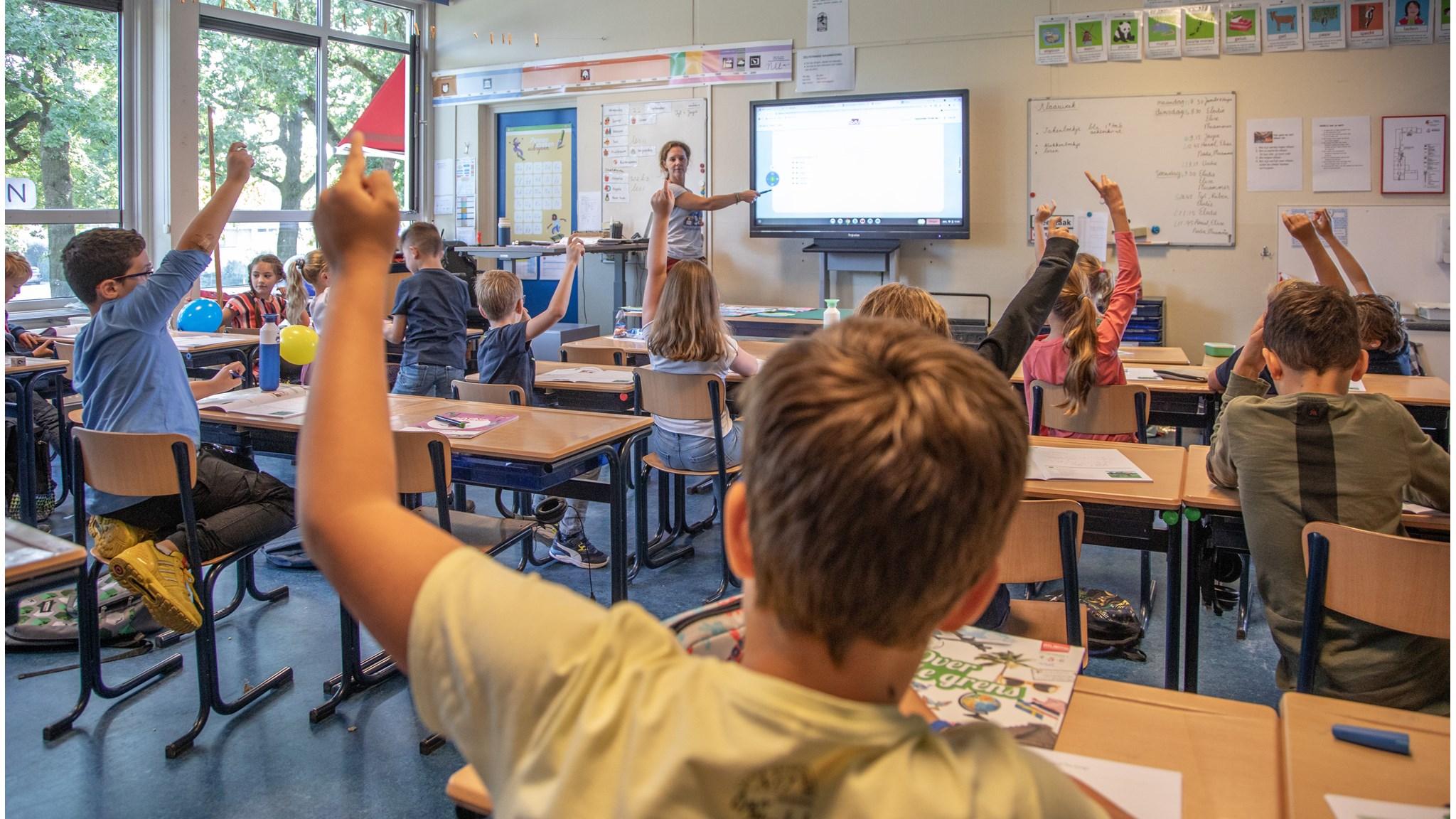 leerlingen in de klas van Kbs Weilust in Breda steken hun handen op om deel te nemen aan de les. leerlingen in de klas van Kbs Weilust in Breda steken hun handen op om deel te nemen aan de les.