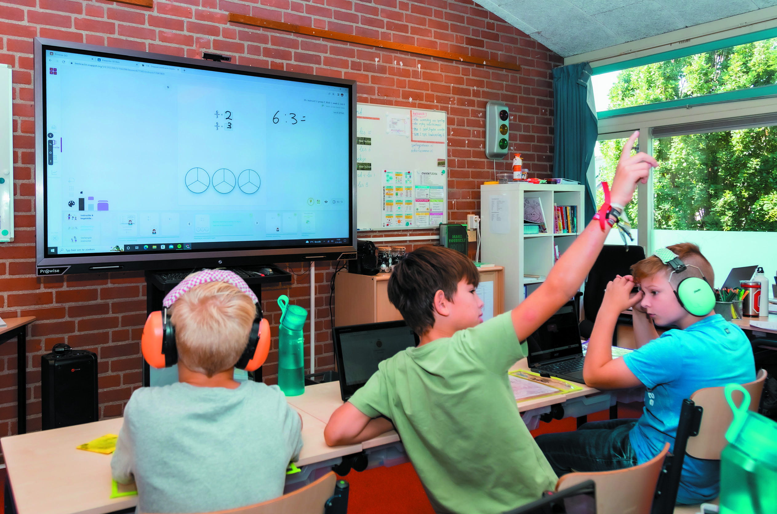 Leerlingen in De Trompetvogel in Nieuwegein volgen een interactieve les met technologie in de klas. Leerlingen in De Trompetvogel in Nieuwegein volgen een interactieve les met technologie in de klas.