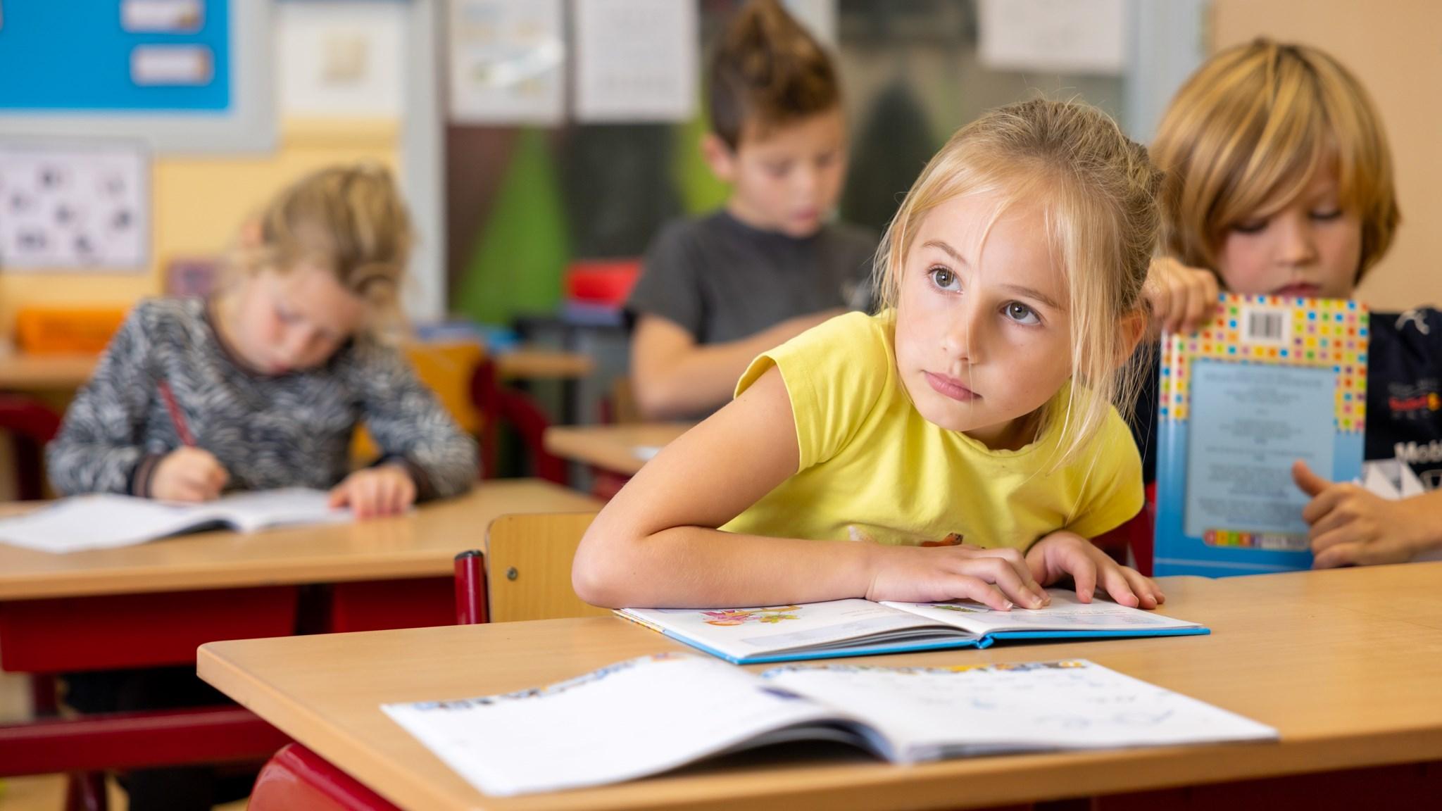 Leerlingen in een klaslokaal op de Christelijke Basisschool De Regenboog in Reeuwijk. Leerlingen in een klaslokaal op de Christelijke Basisschool De Regenboog in Reeuwijk.