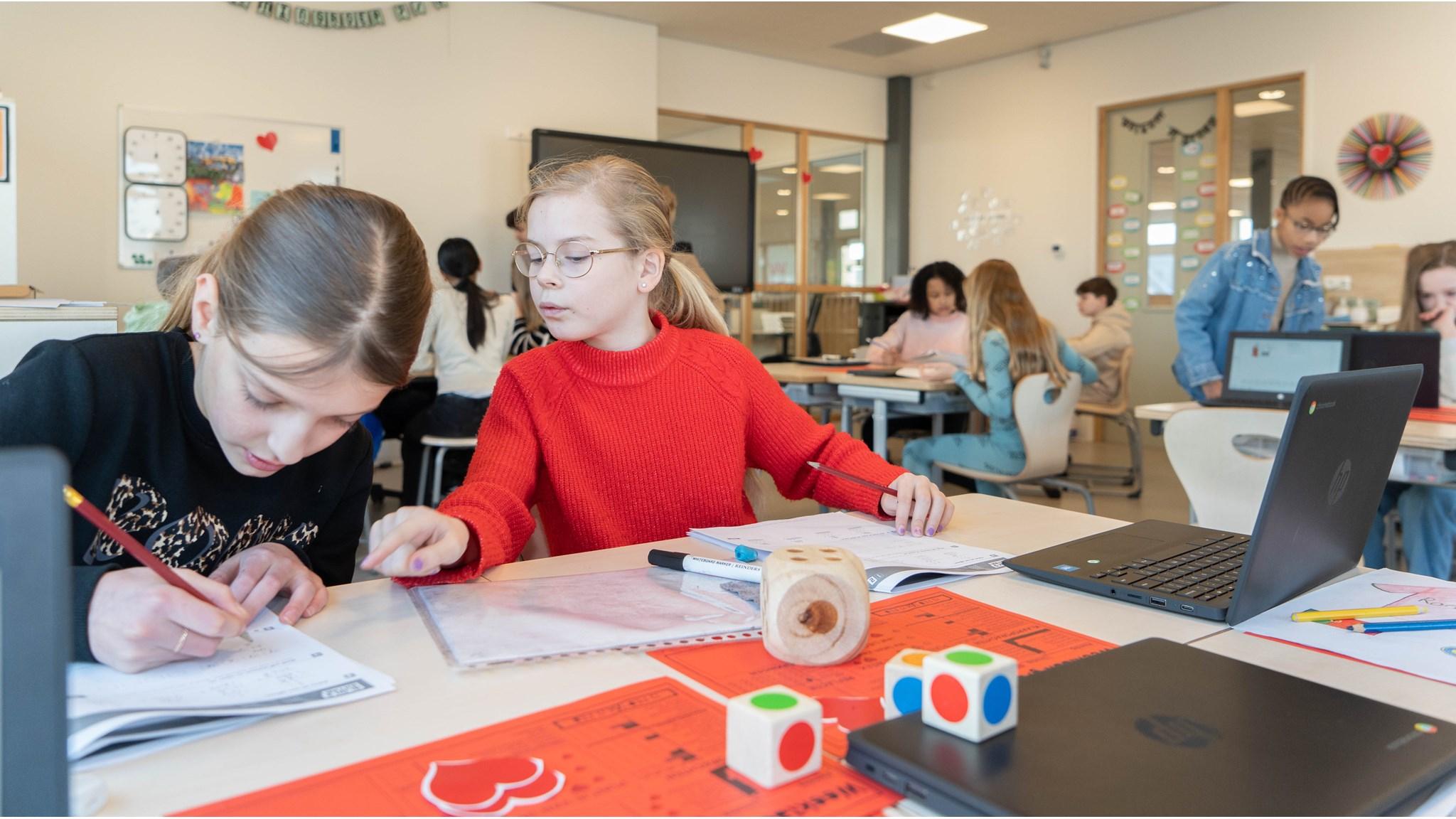 Leerlingen in een klaslokaal van KC Koningskwartier in Zevenhuizen (Zuid-Holland) maken samen huiswerk. Leerlingen in een klaslokaal van KC Koningskwartier in Zevenhuizen (Zuid-Holland) maken samen huiswerk.
