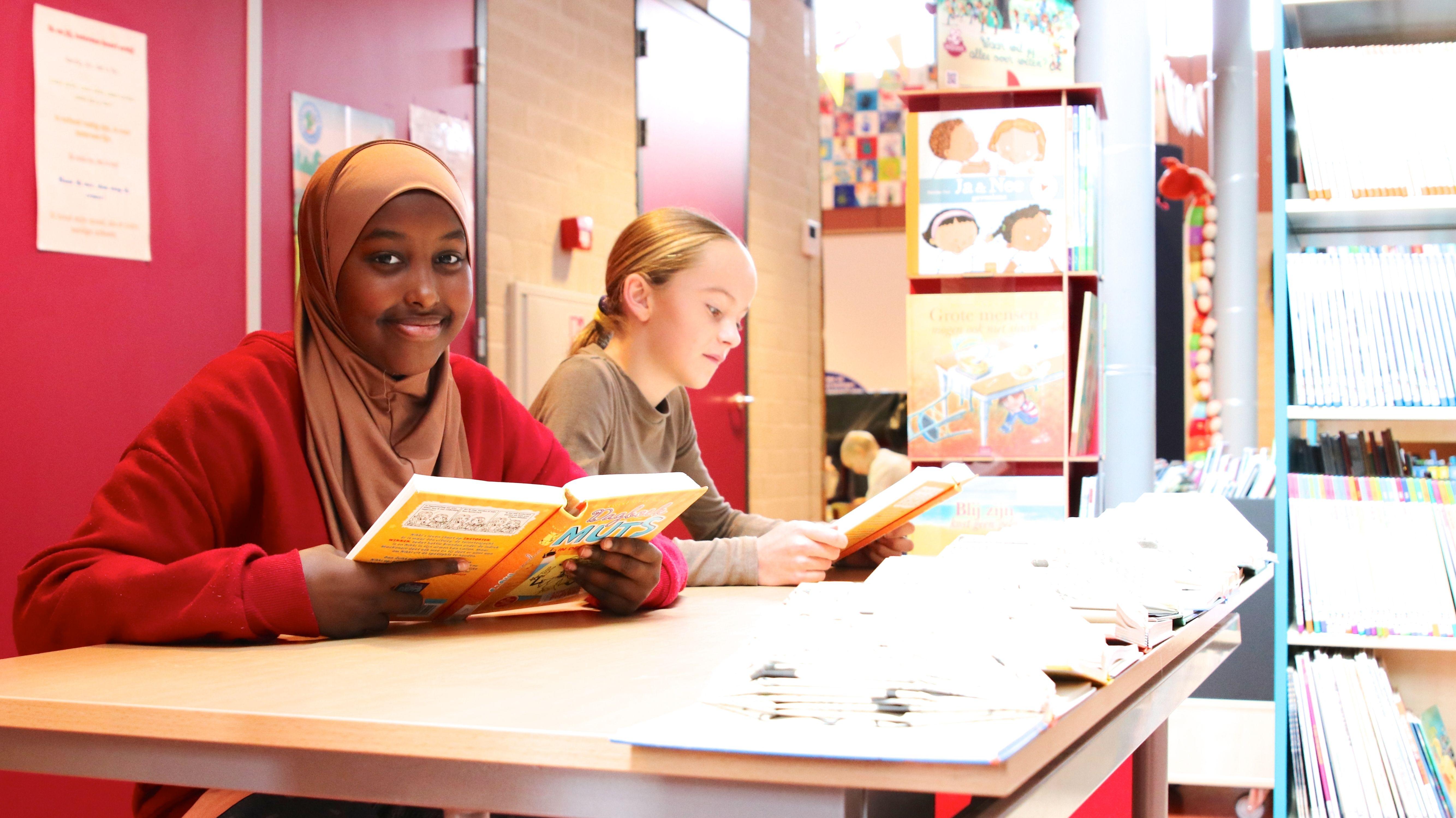 Leerlingen lezen boeken in de bibliotheek van IBS De Schittering in Hooge Zwaluwe. Leerlingen lezen boeken in de bibliotheek van IBS De Schittering in Hooge Zwaluwe.