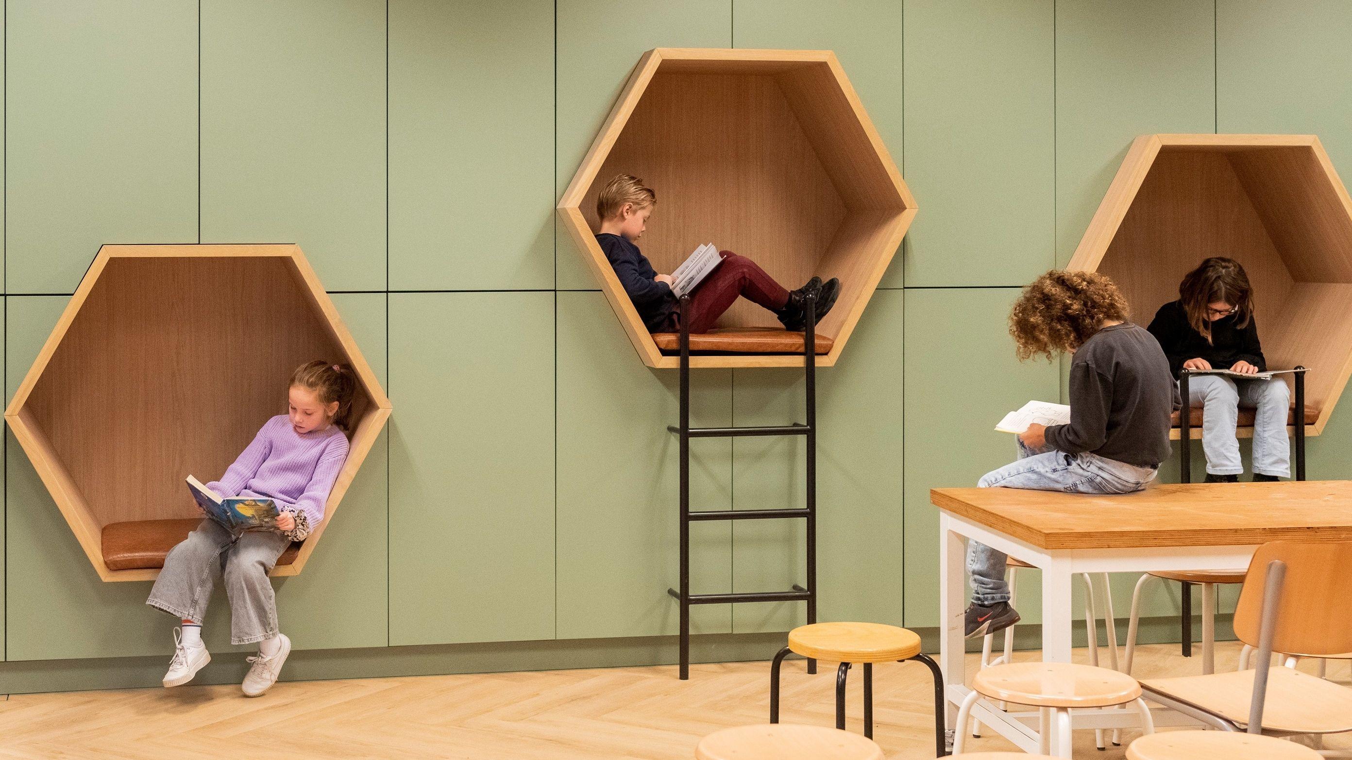 Leerlingen lezen boeken in de innovatieve leeromgeving van Basisschool Armhoefse Akker in Tilburg. Leerlingen lezen boeken in de innovatieve leeromgeving van Basisschool Armhoefse Akker in Tilburg.