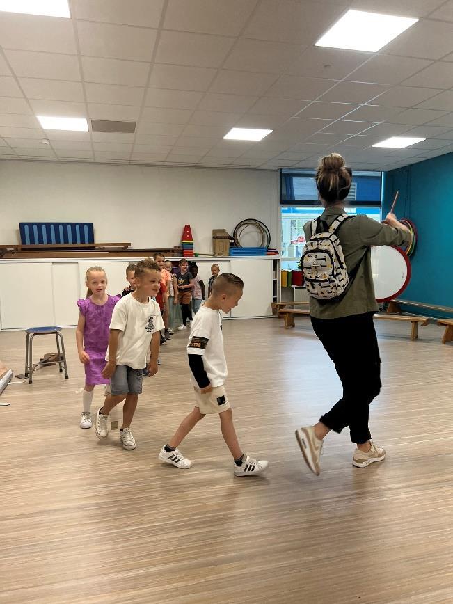 Leerlingen lopen in een rij achter een docent in de Jozefschool voor Katholiek Basisonderwijs in Hoek van Holland. Leerlingen lopen in een rij achter een docent in de Jozefschool voor Katholiek Basisonderwijs in Hoek van Holland.