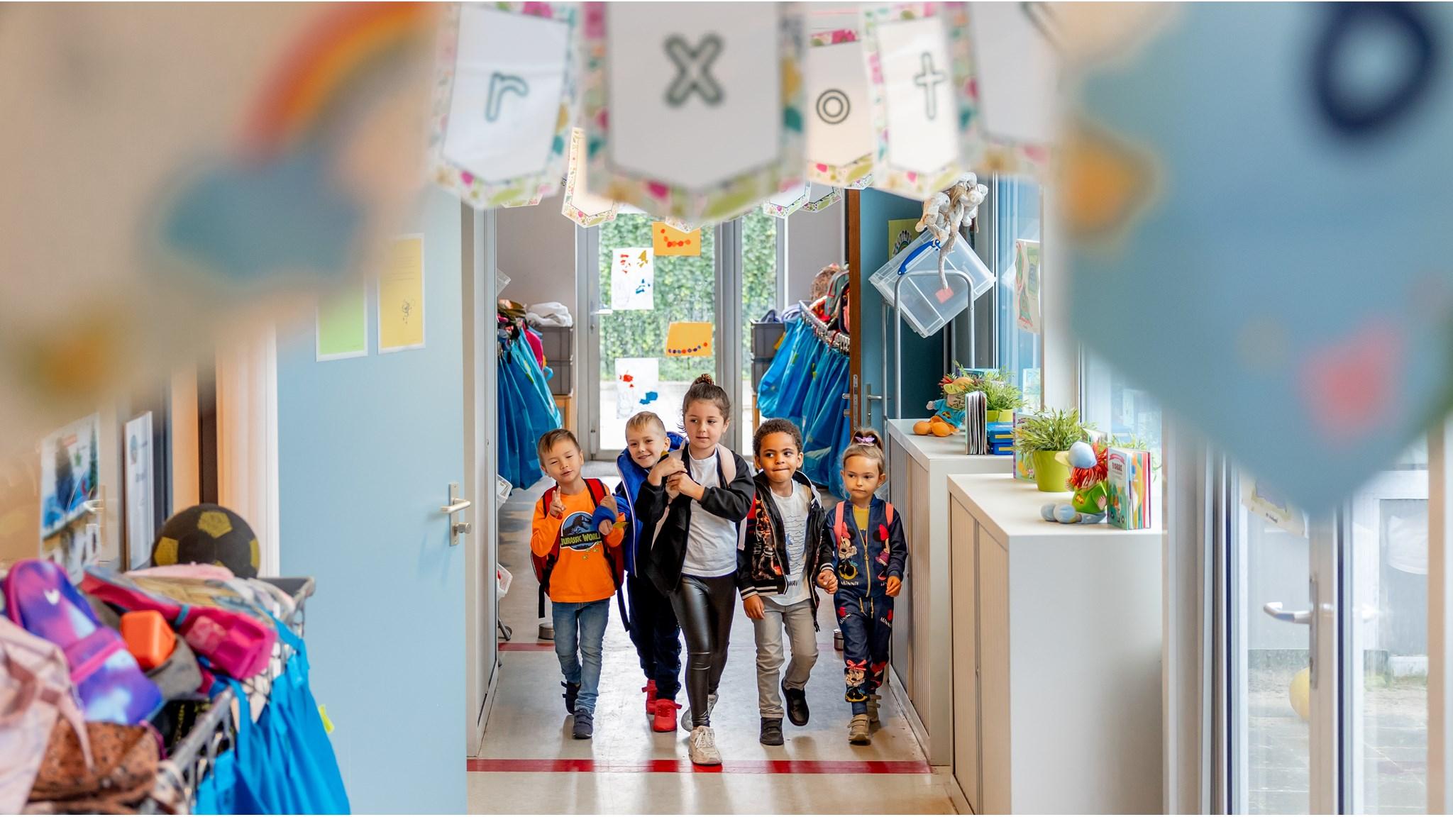 Leerlingen lopen samen door de gang van De Zonnewijzer in Bussum. Leerlingen lopen samen door de gang van De Zonnewijzer in Bussum.
