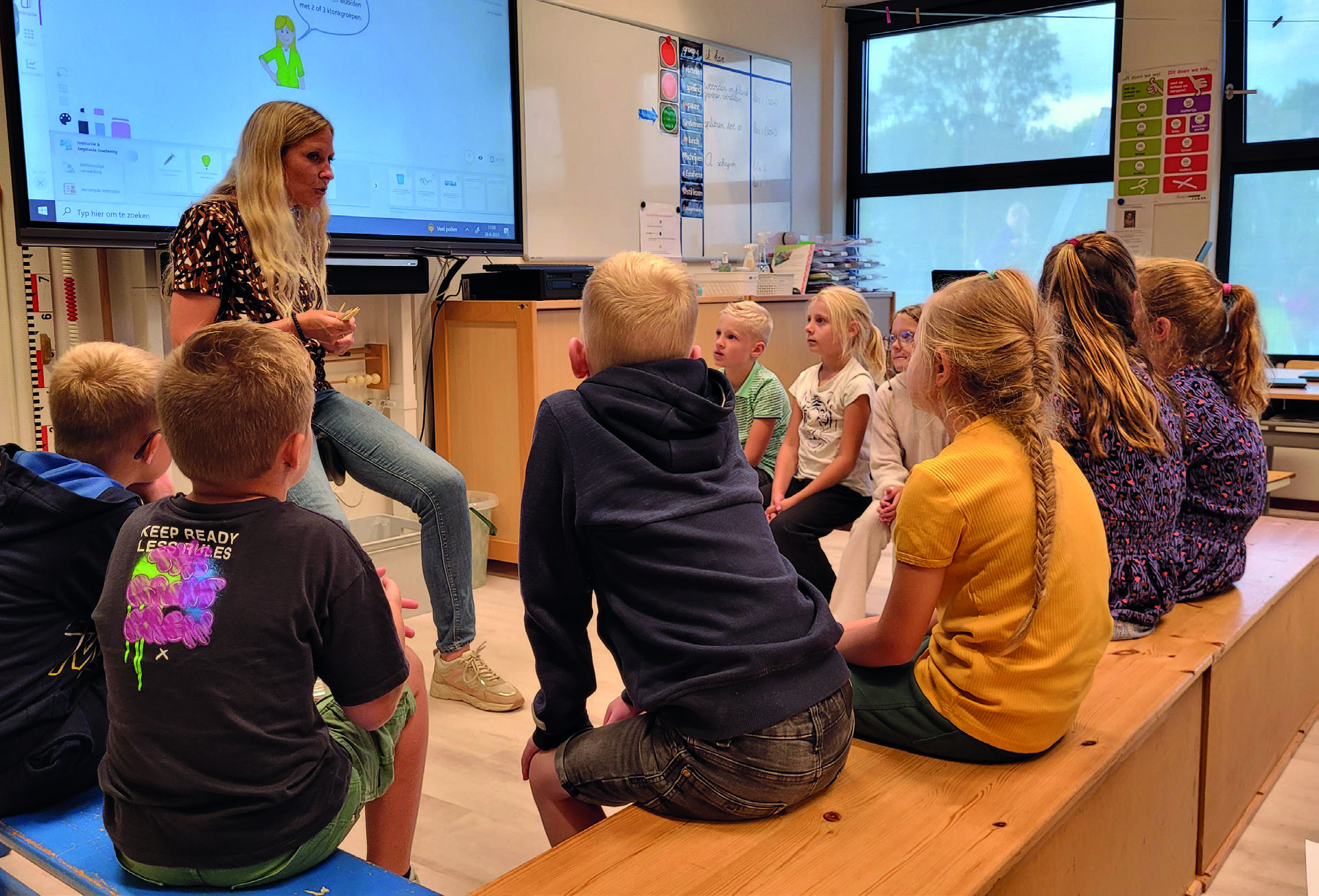 Leerlingen luisteren naar de juf in de klas van Tweestromen Basisschool in Heerewaarden. Leerlingen luisteren naar de juf in de klas van Tweestromen Basisschool in Heerewaarden.