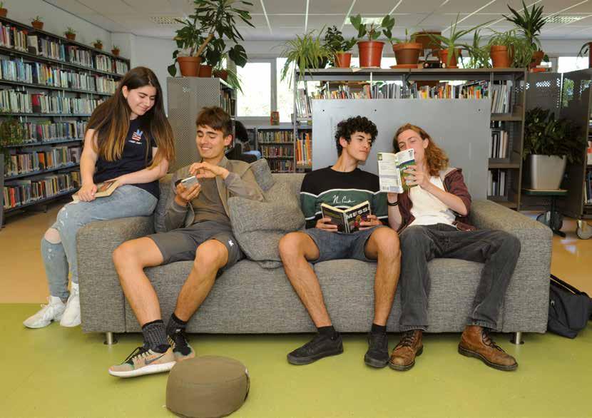 Leerlingen ontspannen en lezen boeken in de bibliotheek van de Amsterdam International Community School (AICS) in Amsterdam. Leerlingen ontspannen en lezen boeken in de bibliotheek van de Amsterdam International Community School (AICS) in Amsterdam.