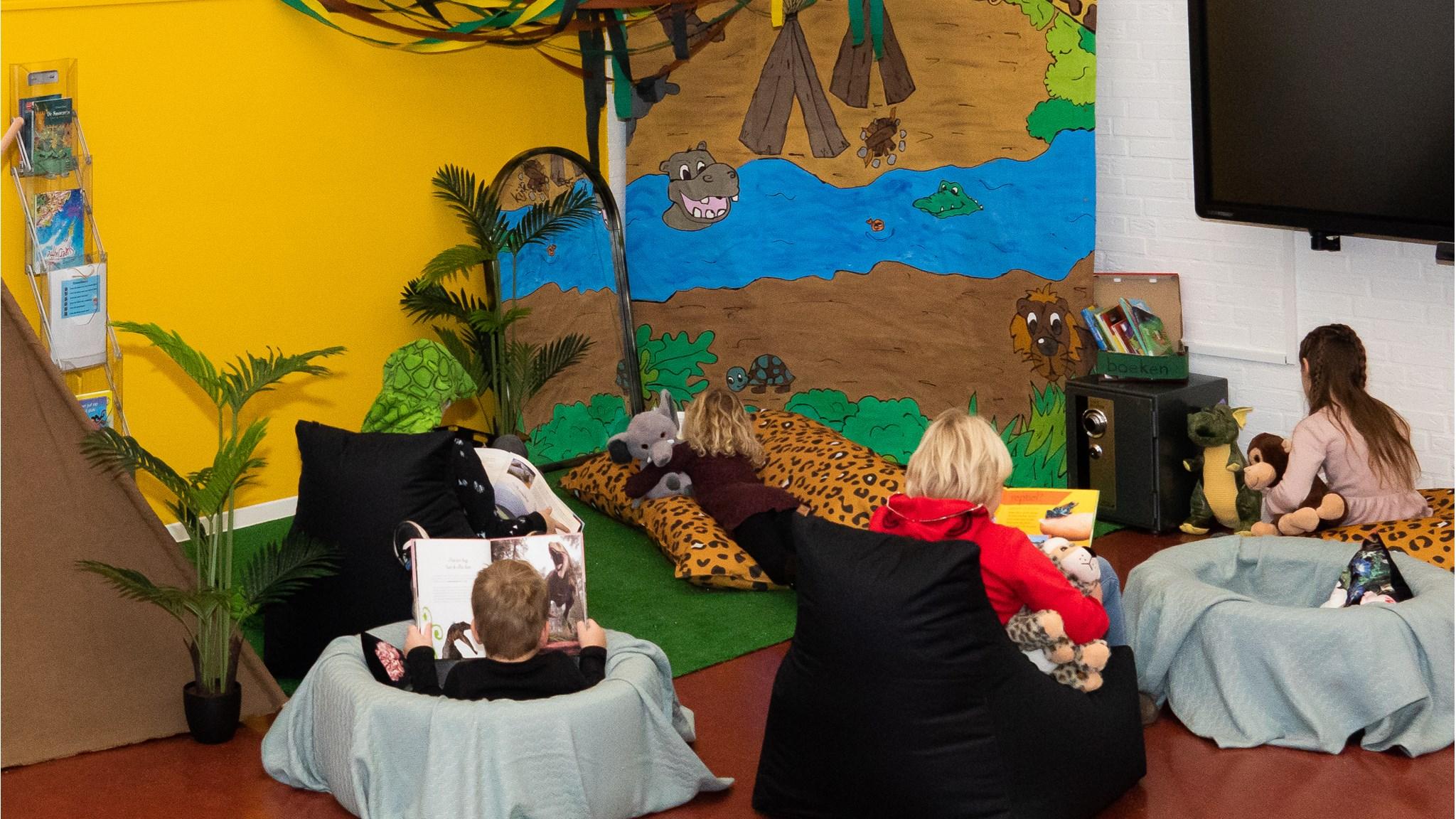 Leerlingen ontspannen en lezen boeken in de creatieve hoek van Basisschool De Tweeklank in Aadorp. Leerlingen ontspannen en lezen boeken in de creatieve hoek van Basisschool De Tweeklank in Aadorp.