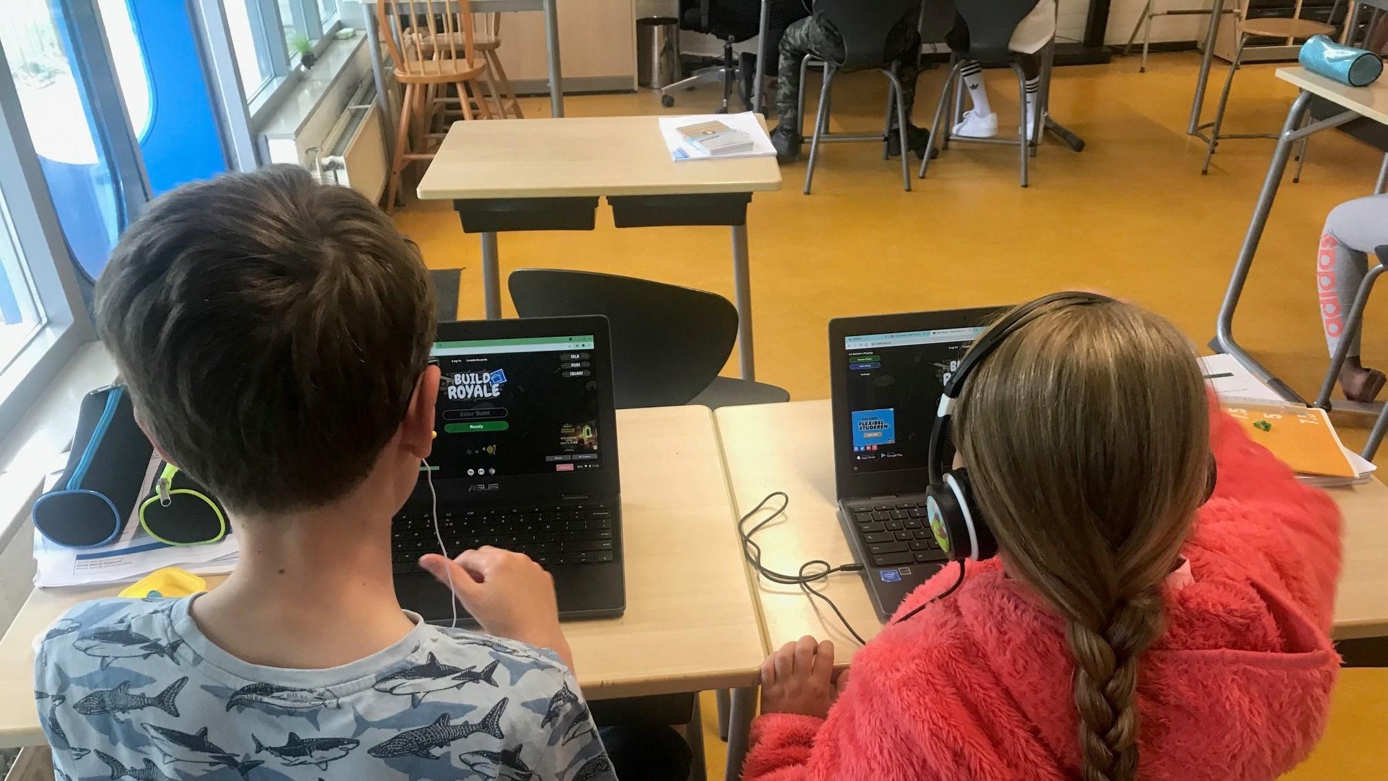 Leerlingen op Kbs Olympia in Breda gebruiken laptops tijdens een les. Leerlingen op Kbs Olympia in Breda gebruiken laptops tijdens een les.