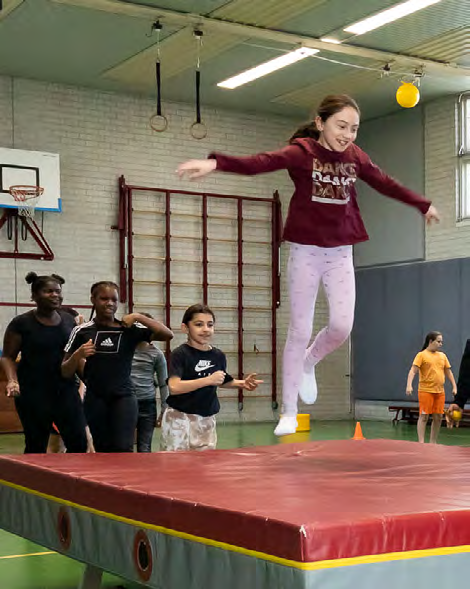 Leerlingen op KC Het Oude Westen in Rotterdam nemen deel aan een gymnastiekactiviteit in de sportschool. Leerlingen op KC Het Oude Westen in Rotterdam nemen deel aan een gymnastiekactiviteit in de sportschool.