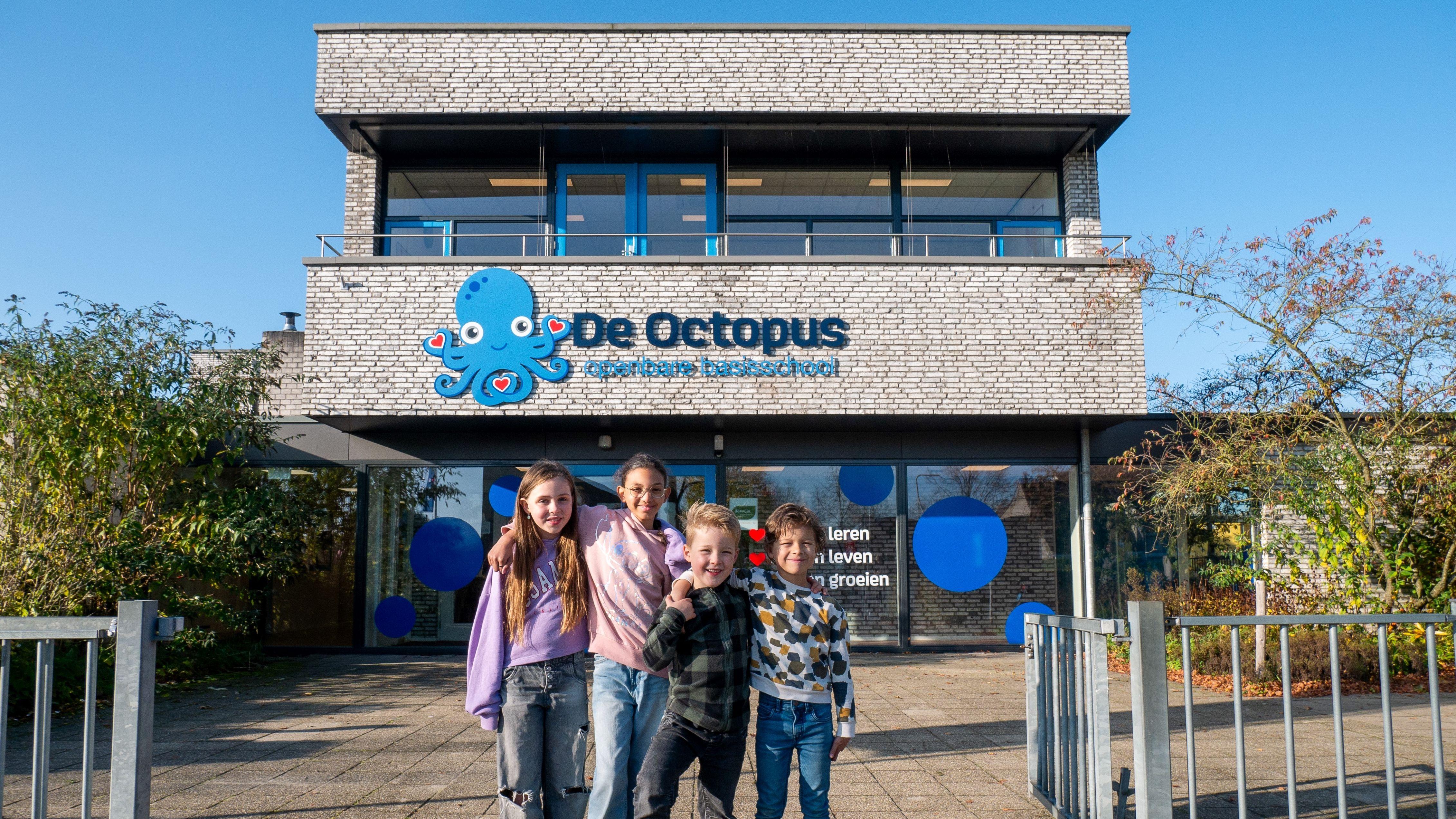 Leerlingen poseren met een glimlach voor basisschool De Octopus in Zwolle. Leerlingen poseren met een glimlach voor basisschool De Octopus in Zwolle.