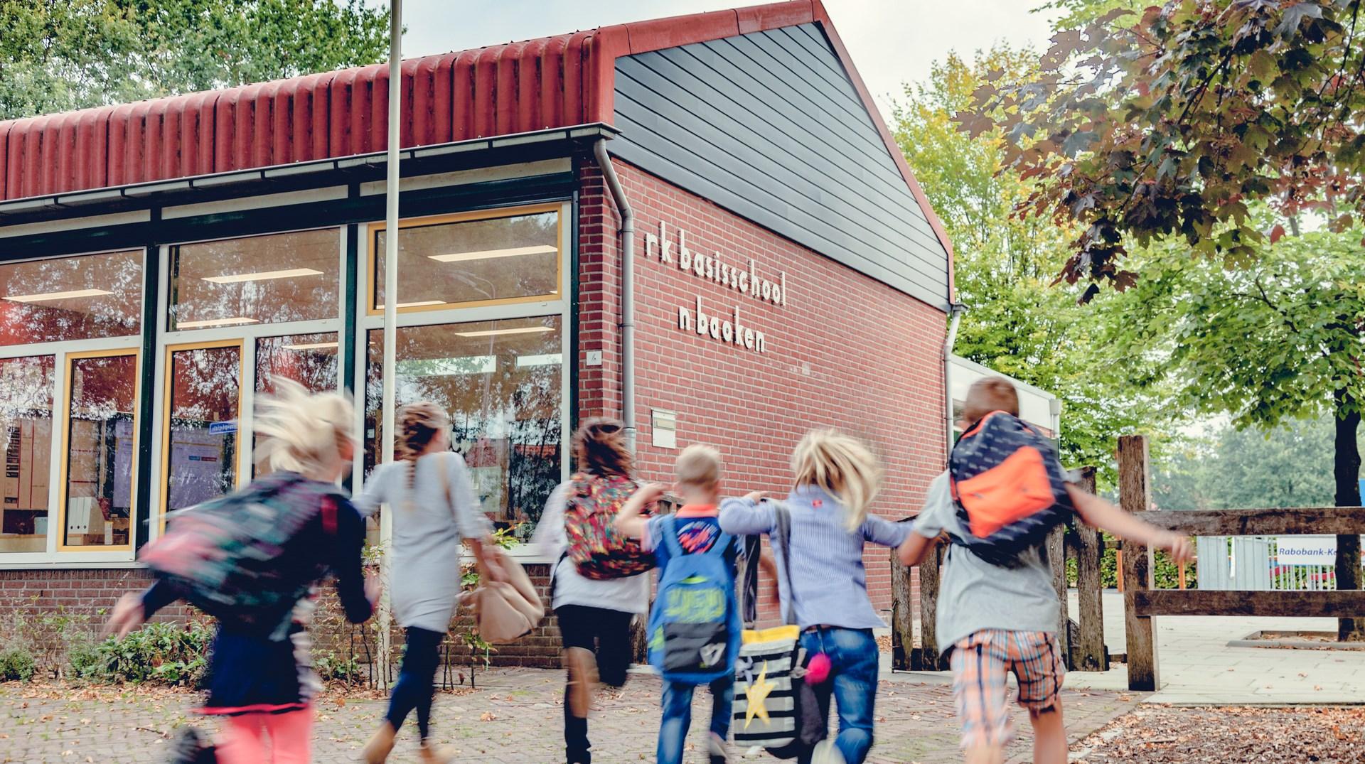 Leerlingen rennen blij naar het schoolplein van rk basisschool n Baoken in Agelo. Leerlingen rennen blij naar het schoolplein van rk basisschool n Baoken in Agelo.