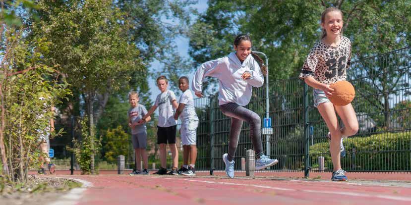 Leerlingen spelen actief op het schoolplein van de Basisschool Regenboogschool in Middelburg. Leerlingen spelen actief op het schoolplein van de Basisschool Regenboogschool in Middelburg.